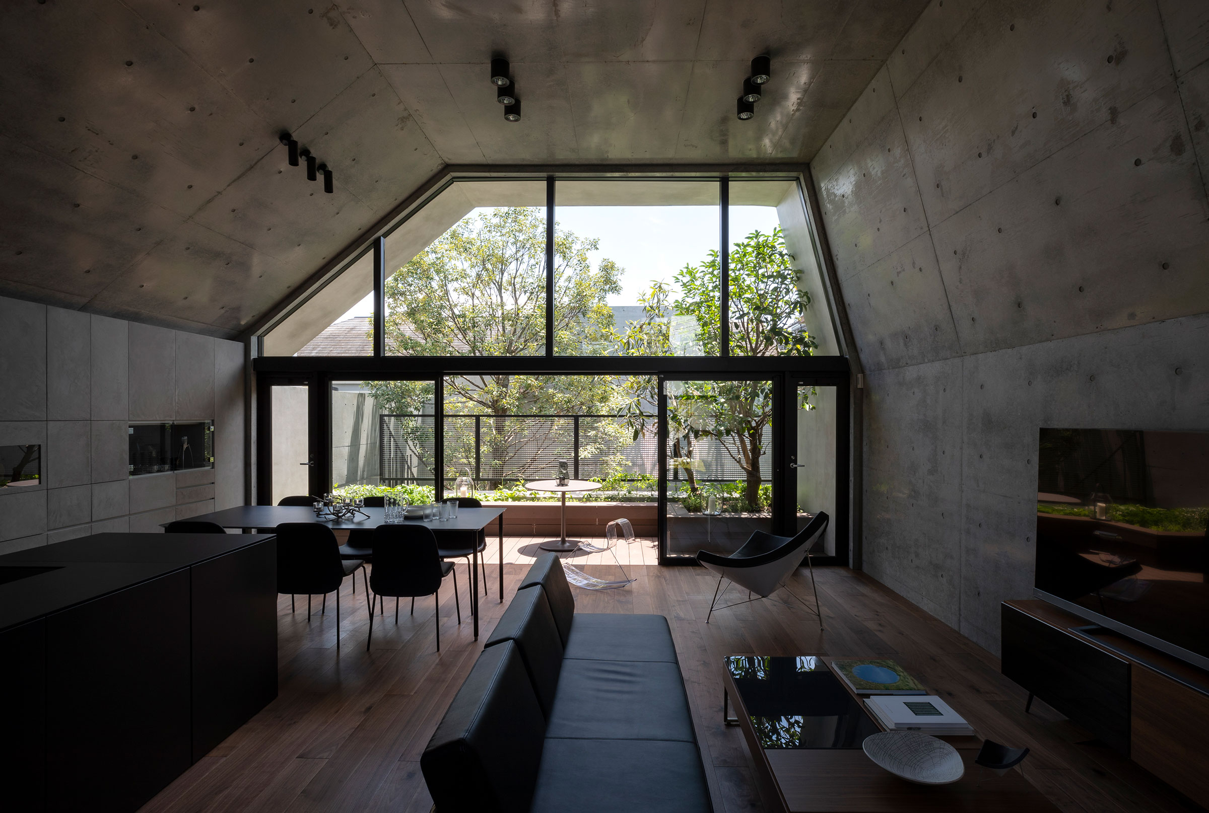 IKAWAYA建築設計による、東京の住宅「Concrete Shell House 