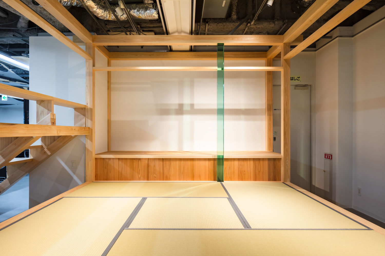 佐野文彦 / Fumihiko Sano Studioによる、東京・丸の内の飲食店「すき焼き十二天」