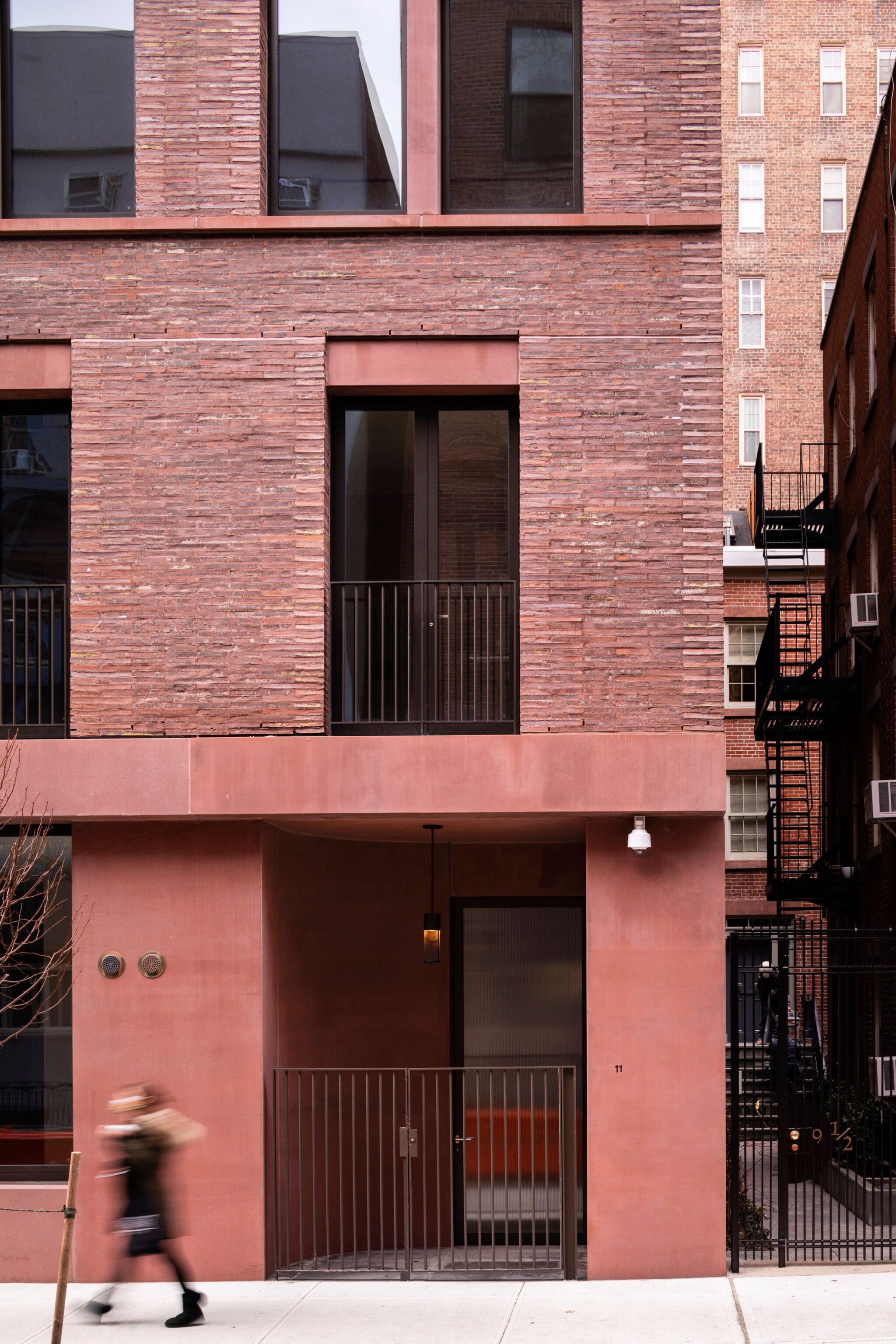デイビッド チッパーフィールド アーキテクツによる アメリカ ニューヨークの集合住宅 11 19 Jane Street 周辺環境のコンテクストや内部の住戸タイプとも関連する繊細なデザインのファサードが特徴 Architecturephoto Net