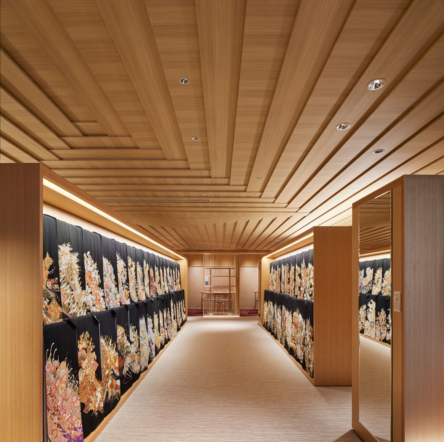 堤由匡建築設計工作室による、神奈川・横浜市の店舗「晴れ着の丸昌 横浜店」 | architecturephoto.net