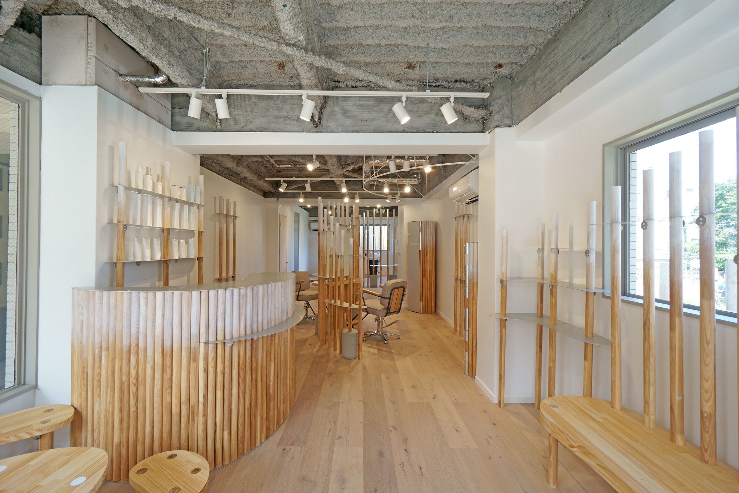 田邉雄之建築設計事務所による、静岡・熱海市の美容室「hair atelier