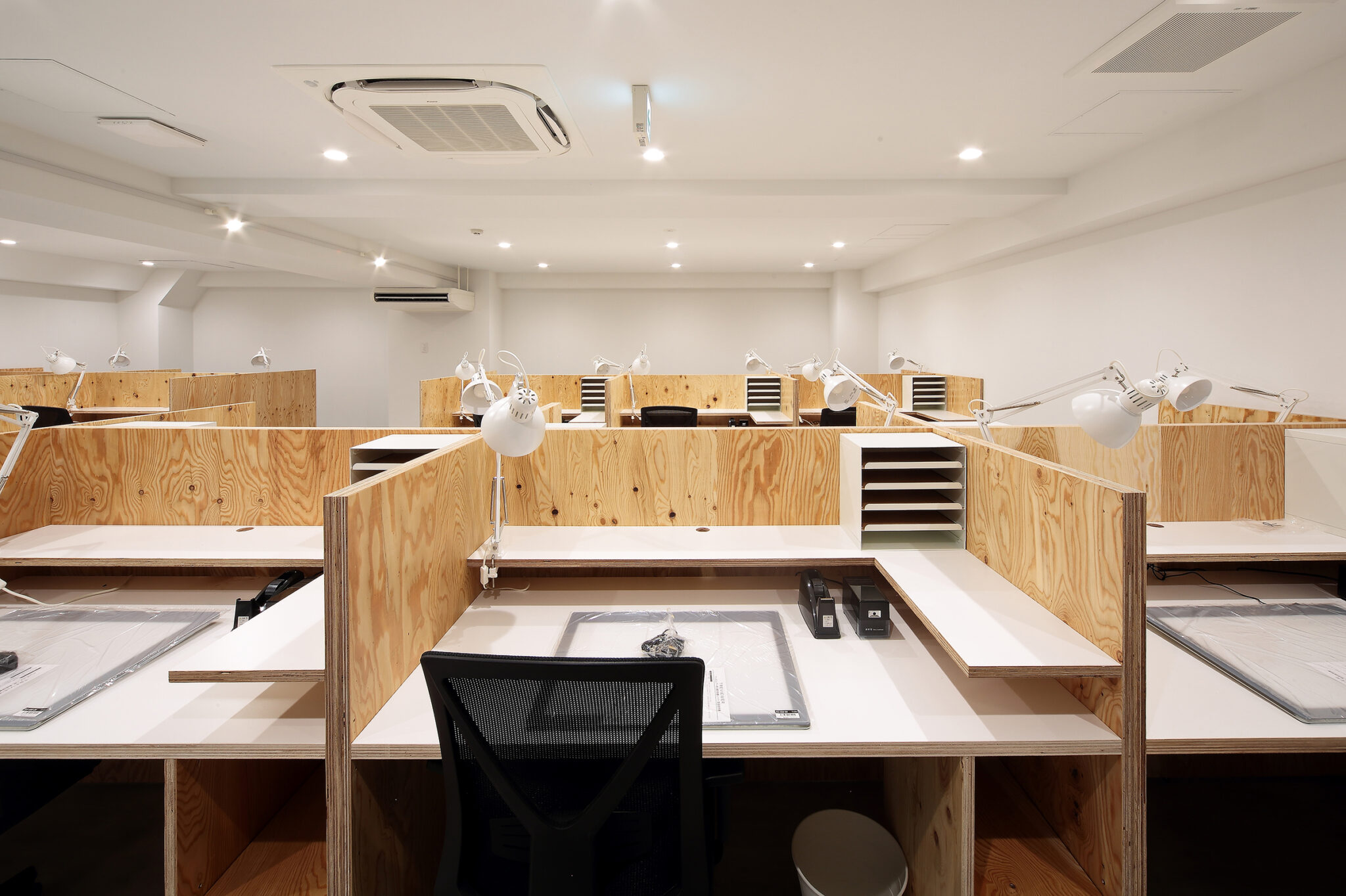 小山光 Key Operation Inc Architectsによる 東京 杉並区の アニメーション制作会社のスタジオ Mappaスタジオ分室 職場環境の向上も意識しデスク素材の選定やラウンジ空間を重視 Architecturephoto Net