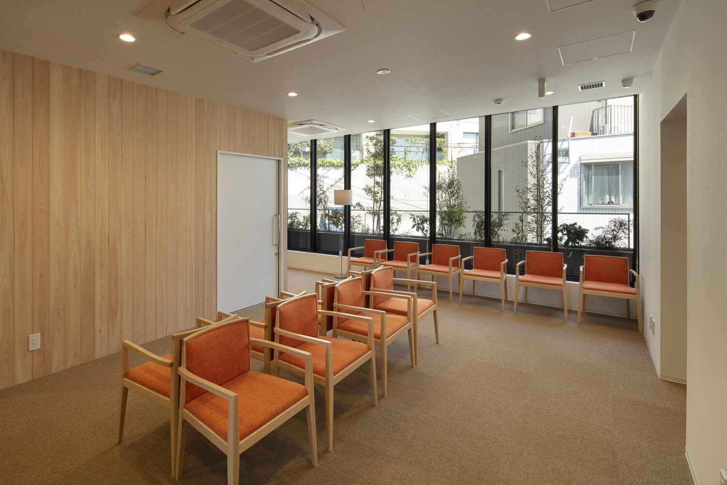 青木茂建築工房が改修を手掛けた、東京・品川区の「目黒クリニックビル」。礼拝所・事務所として50年使われた建物を更に50年以上使える診療所として