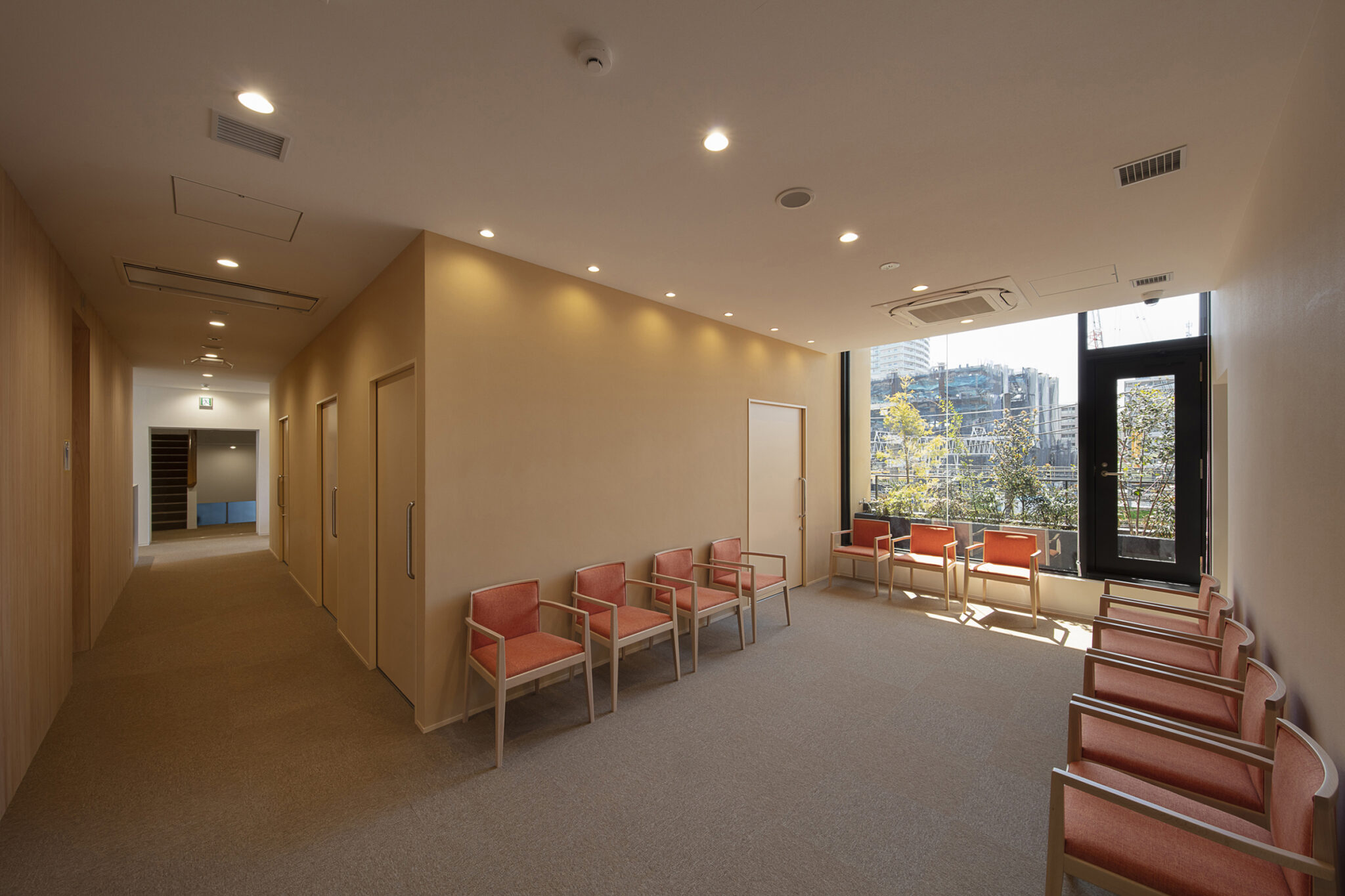 青木茂建築工房が改修を手掛けた、東京・品川区の「目黒クリニックビル」。礼拝所・事務所として50年使われた建物を更に50年以上使える診療所として