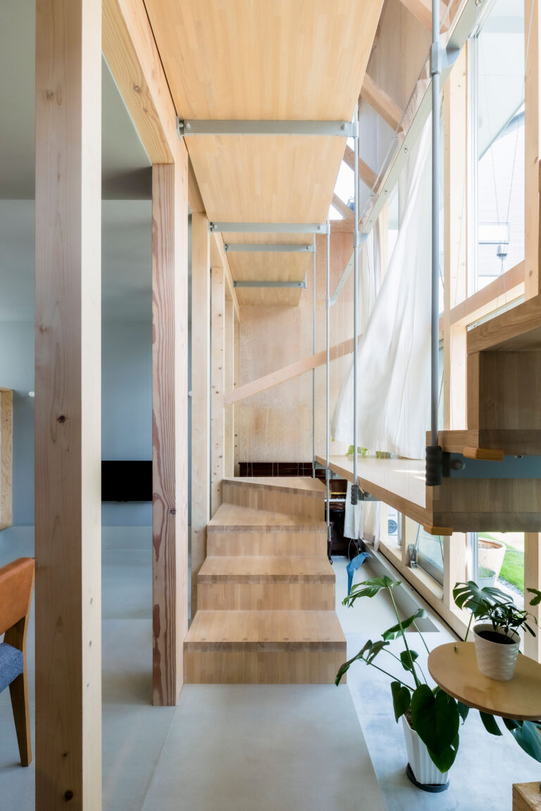 桐圭佑 / KIRI ARCHITECTSによる、東京・西東京市の住宅「明るい階段室」。空間全体の3分の1を占める大きな階段室が様々な視点や ...
