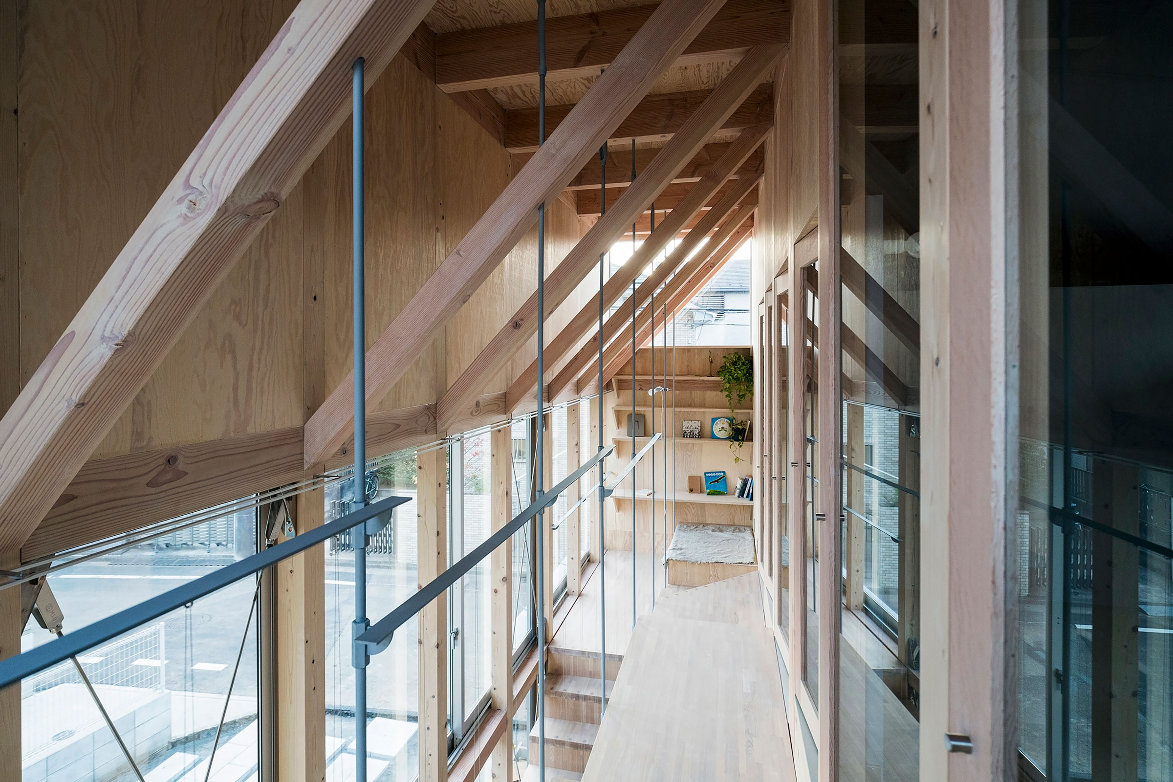 桐圭佑 / KIRI ARCHITECTSによる、東京・西東京市の住宅「明るい階段室 