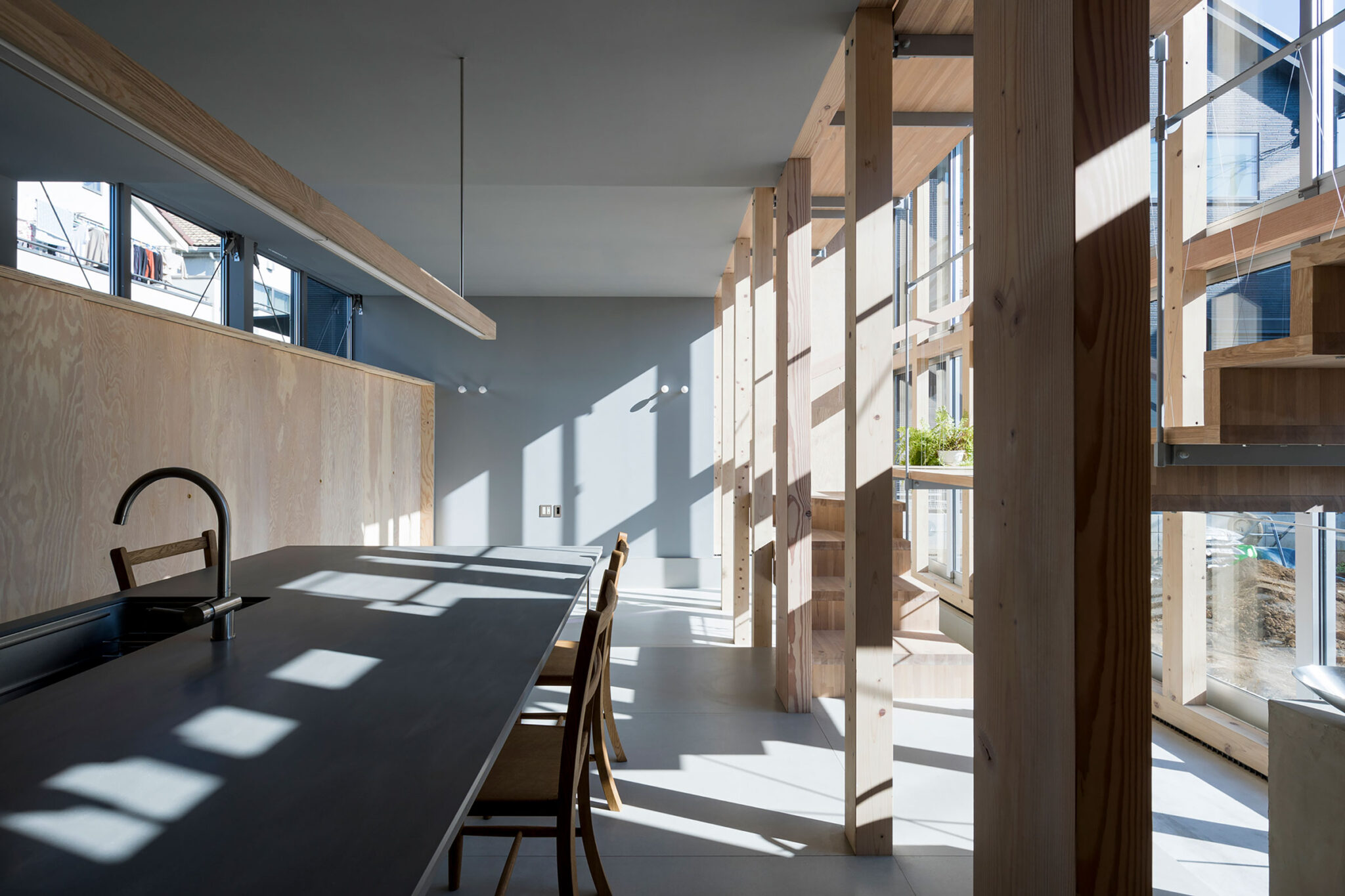 桐圭佑 Kiri Architectsによる 東京 西東京市の住宅 明るい階段室 空間全体の3分の1を占める大きな階段室が様々な視点や風景を生み出すと共に 環境に対する緩衝空間としても機能 Architecturephoto Net