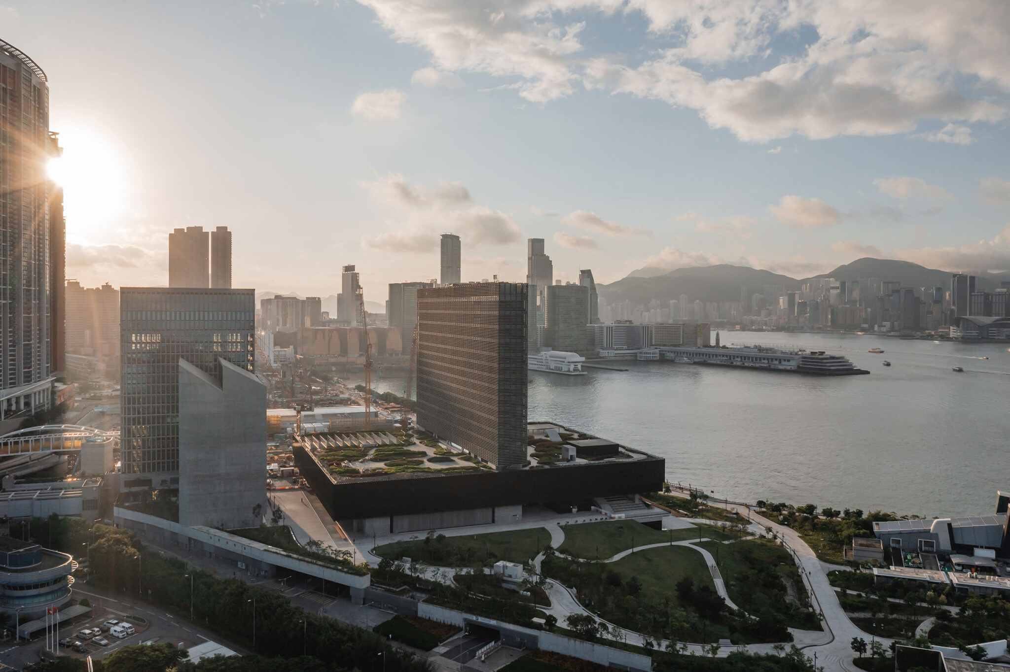 ヘルツォーグ ド ムーロン Tfpファレルズ アラップによる 中国 香港の美術館 M アジア初の世界的な視覚文化のミュージアムで ファサードに大型スクリーンを備えた記念碑的な外観と 埋め立て地だからこそ生まれた巨大な地下展示空間を