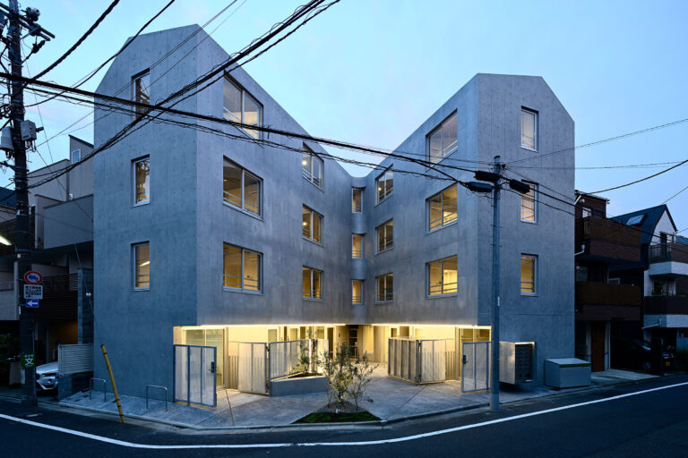 黒川智之建築設計事務所による、東京・世田谷区の「下馬の集合