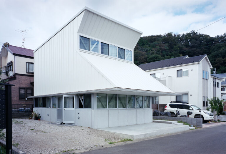 湯浅良介による、神奈川・大磯町の住宅「FLASH」。人間としてあること