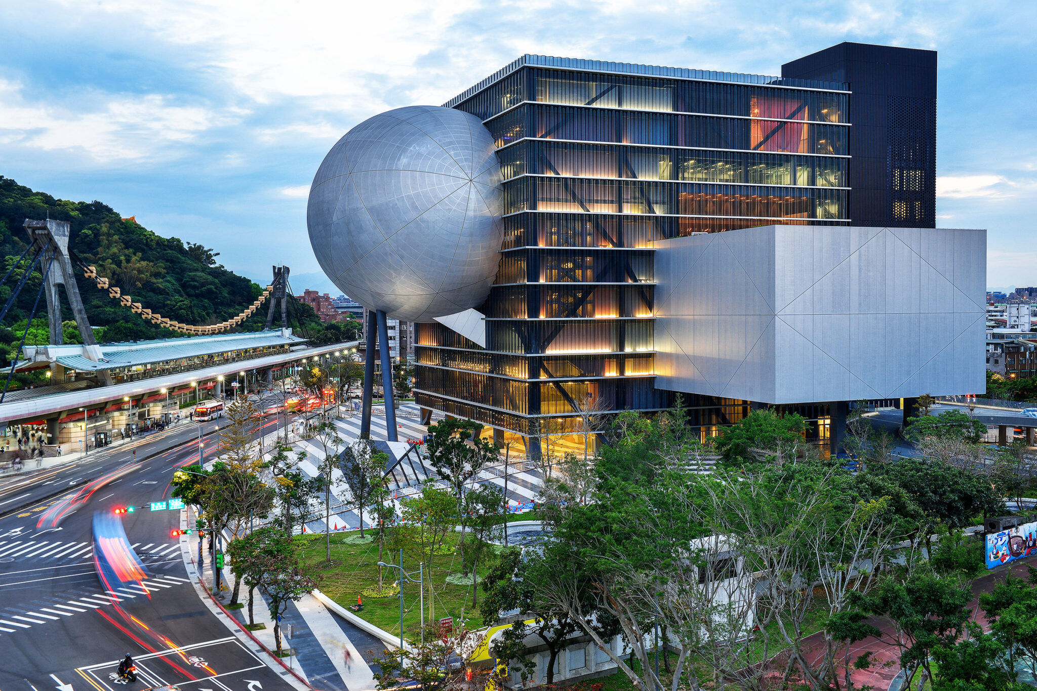 Omaによる 台湾の 台北パフォーミングアーツセンター 約14年の歳月を経て完成した舞台芸術の為の施設 中央のキューブに球や直方体の形をした3つの劇場が差し込まれた構成を特徴とし 全体を貫く パブリック ループ が市民を内部に招き入れ様々な体験を提供