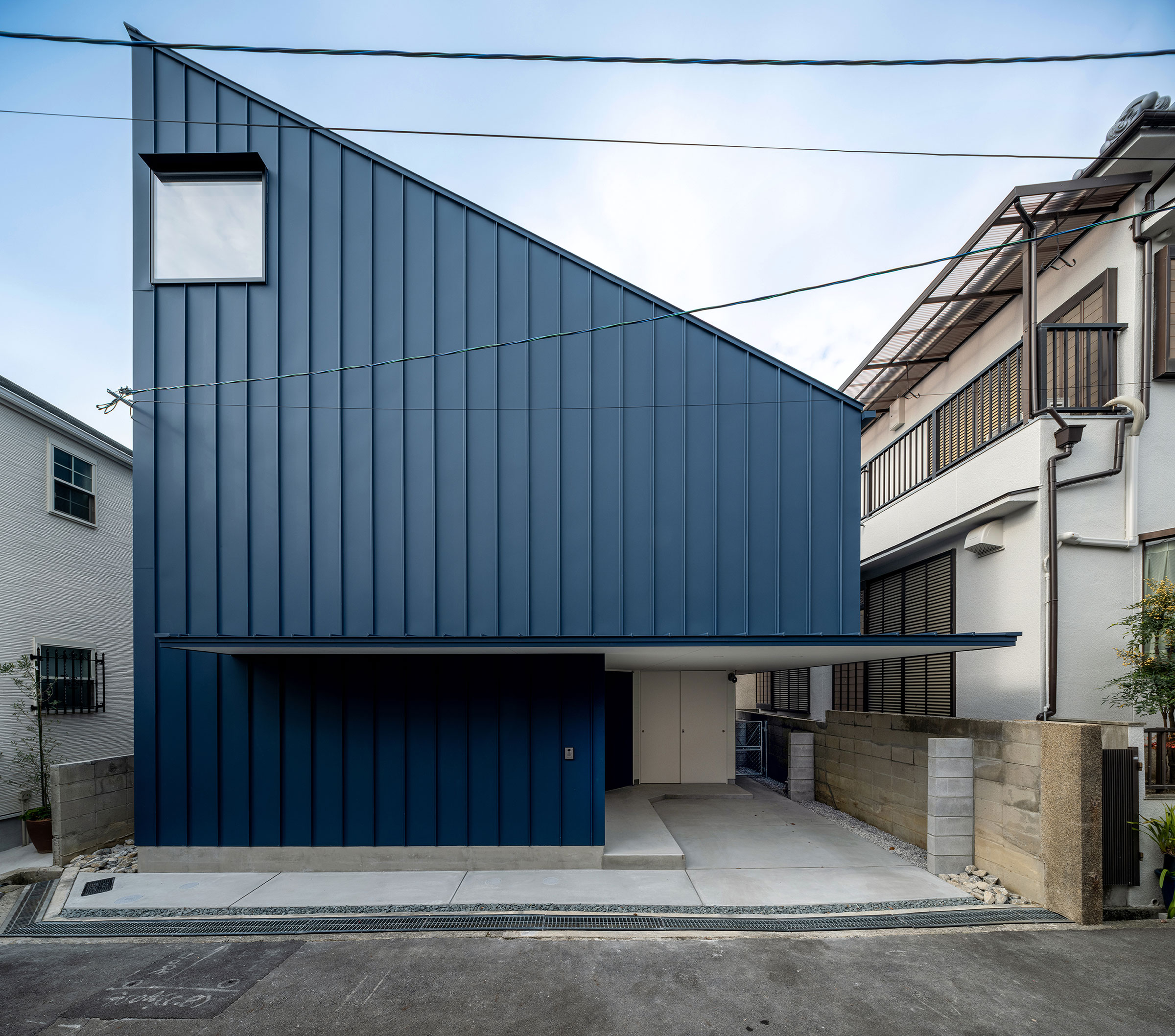 Horibe Associatesによる、大阪・吹田市の住宅「Navy Box」。厳しい法