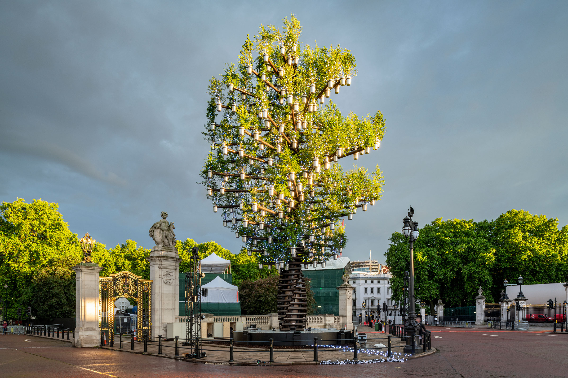 ヘザウィック・スタジオによる、イギリス・ロンドンの「Tree of  Trees」。女王の在位70周年記念行事の為に計画。世界中で植樹を行ってきた女王を称える為に、350本の樹木を用いた高さ21mの彫刻を考案。アルミ製の鉢と樹木は記念祭後に全国の植樹家達に贈呈  ...