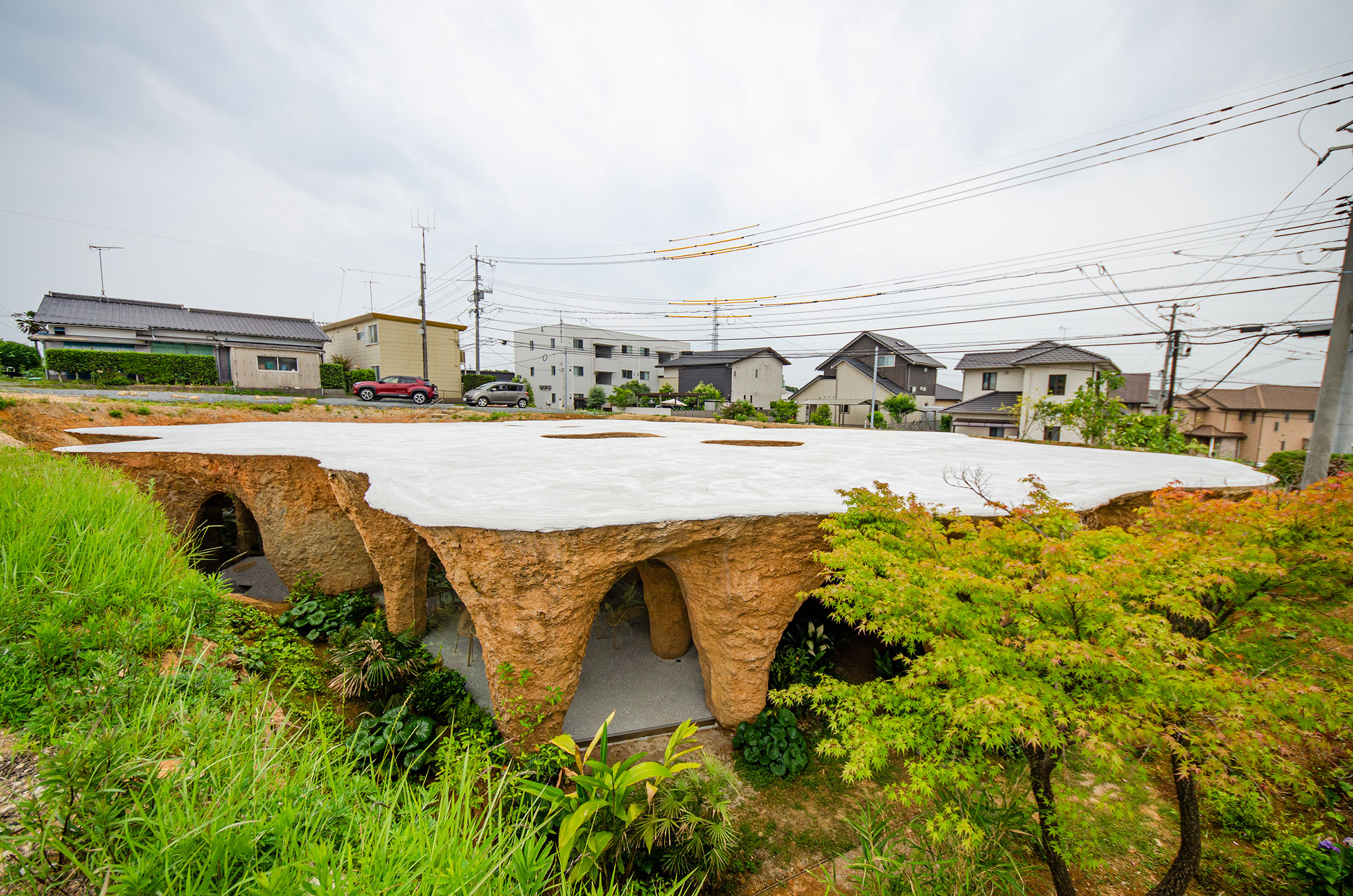 石上純也建築設計事務所による、山口の「House ＆ Restaurant」。旧知