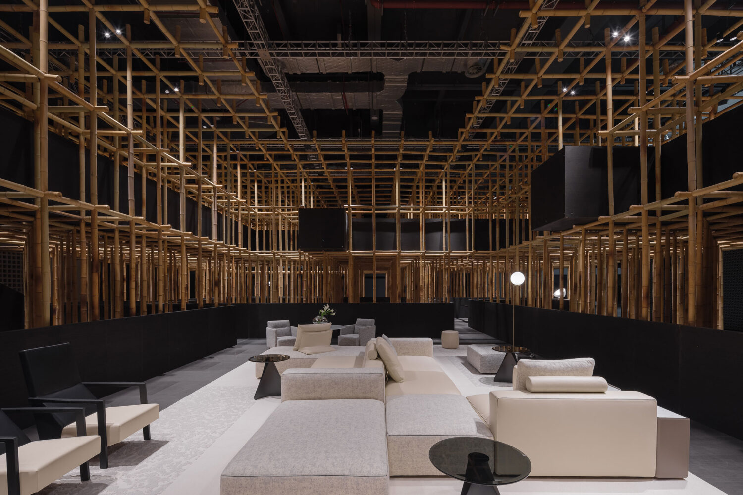 ネリ＆フーによる、中国・上海の、国際家具見本市でのパヴィリオン「The Structural Field」。家具ブランドの為の仮設展示空間 ...