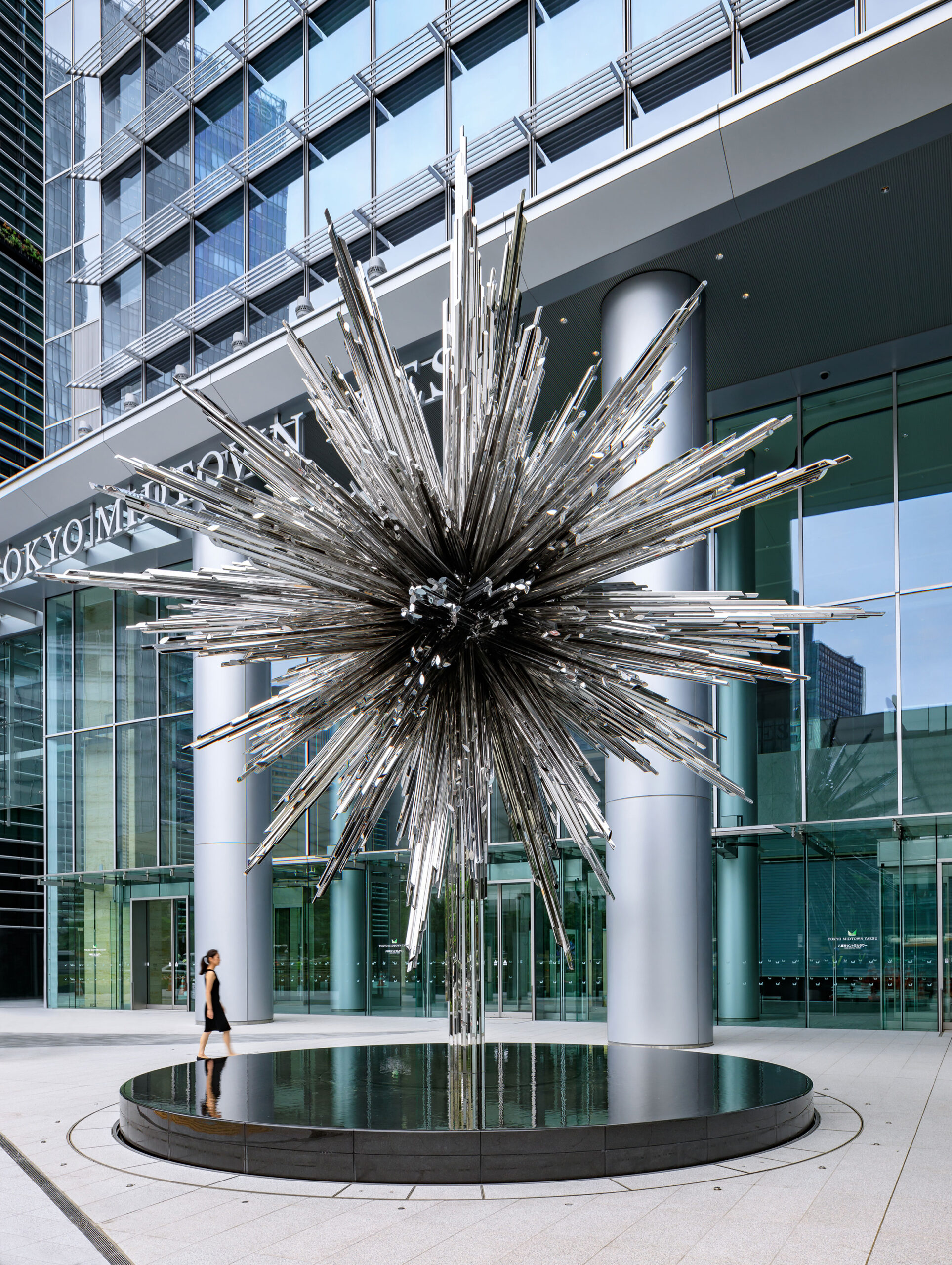 吉岡徳仁による、東京ミッドタウン八重洲での作品「STAR」。東京