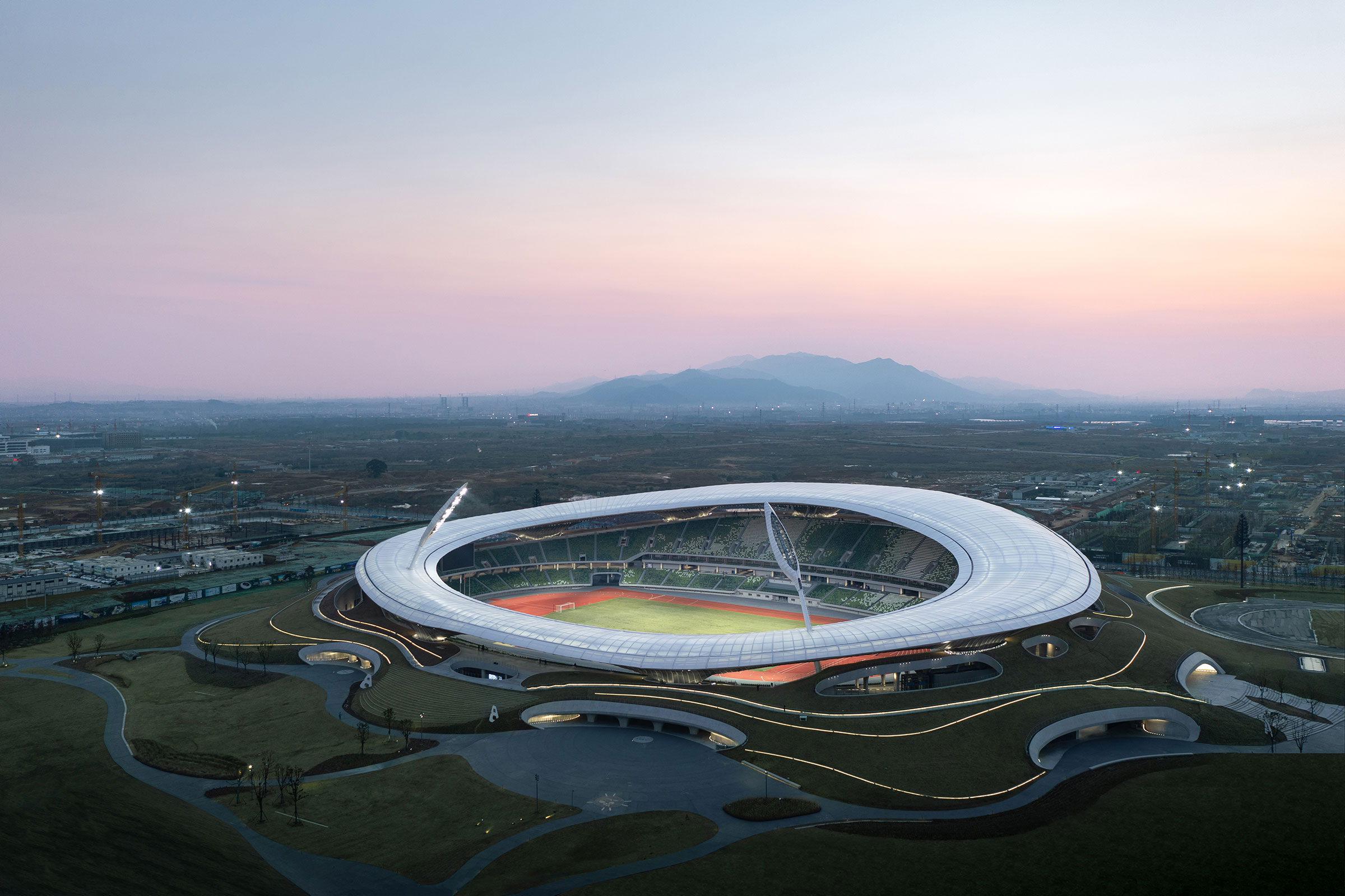 MADによる、中国の「衢州スタジアム」。約70万㎡の公園の中心として