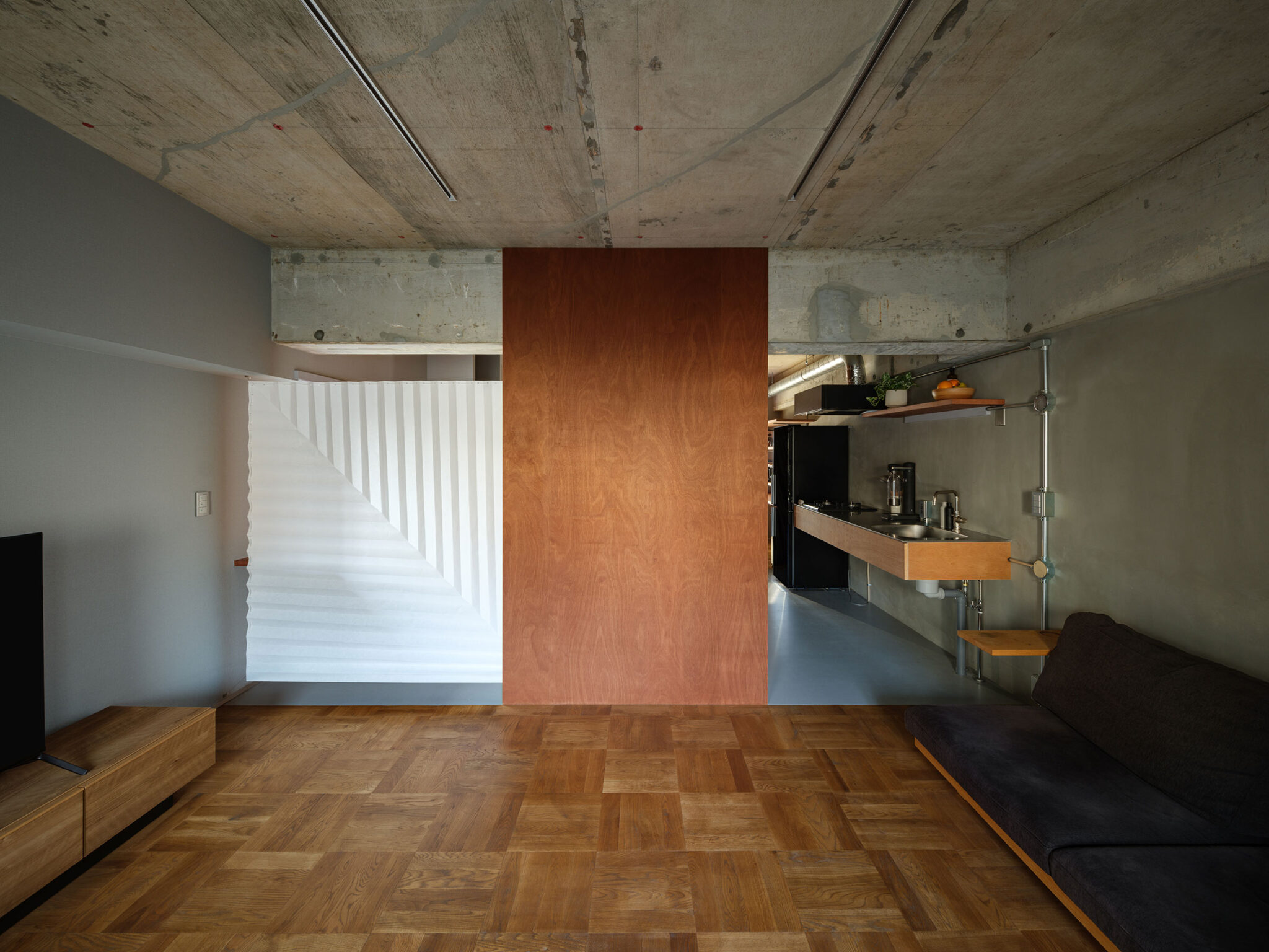梅岡恒治と山田美紀による、東京・中央区の住戸改修「SLIT」。在宅勤務 