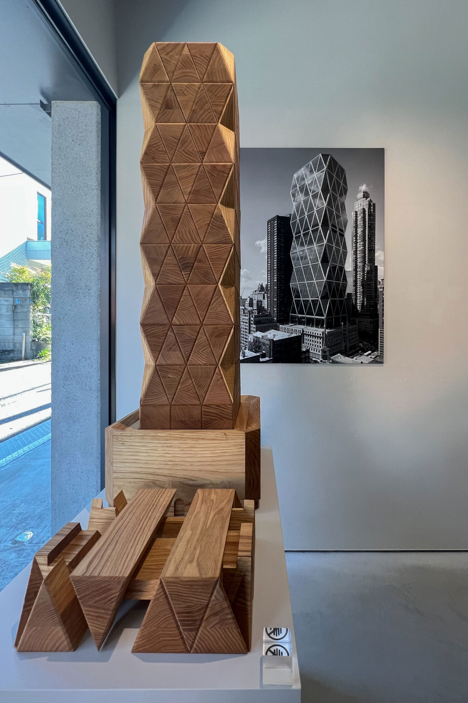 ノーマン・フォスターが、自身の為にデザインした家具の展覧会をレポート。カリモク家具と協業して家具6型を製品化し展示。会場自体も現地の雰囲気を