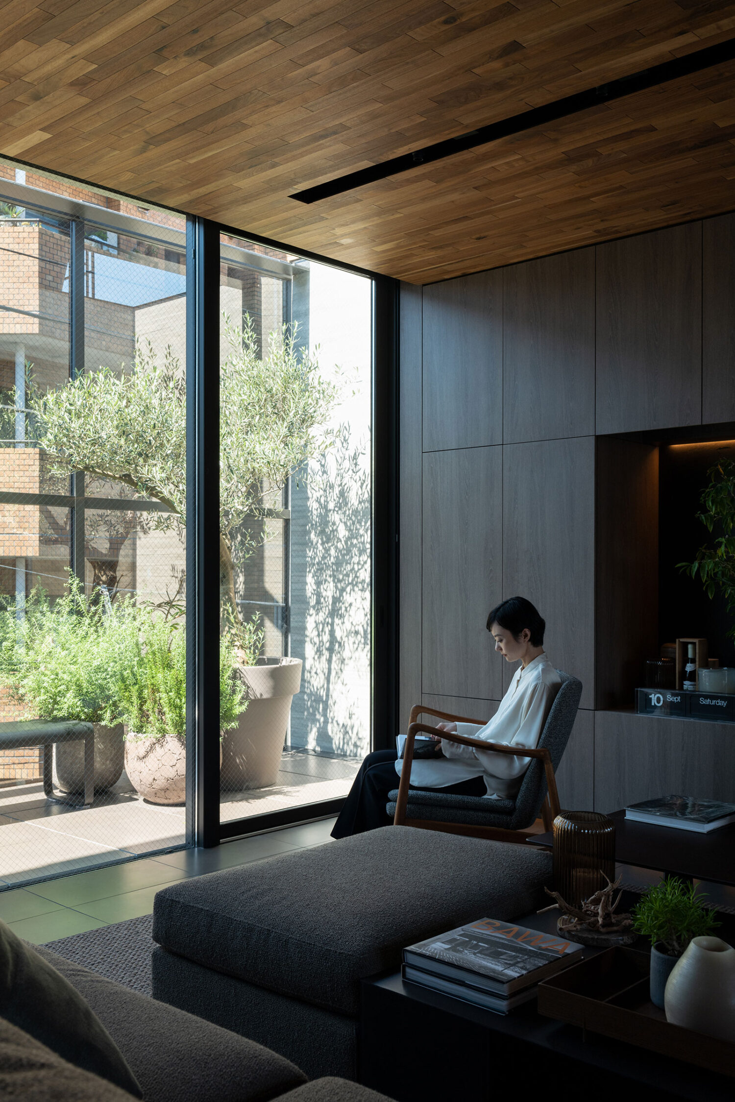 黒崎敏 / APOLLO Architects & Associatesによる、東京・渋谷区の住宅「ESPRIT」。植物を扱う仕事の施主の為に ...