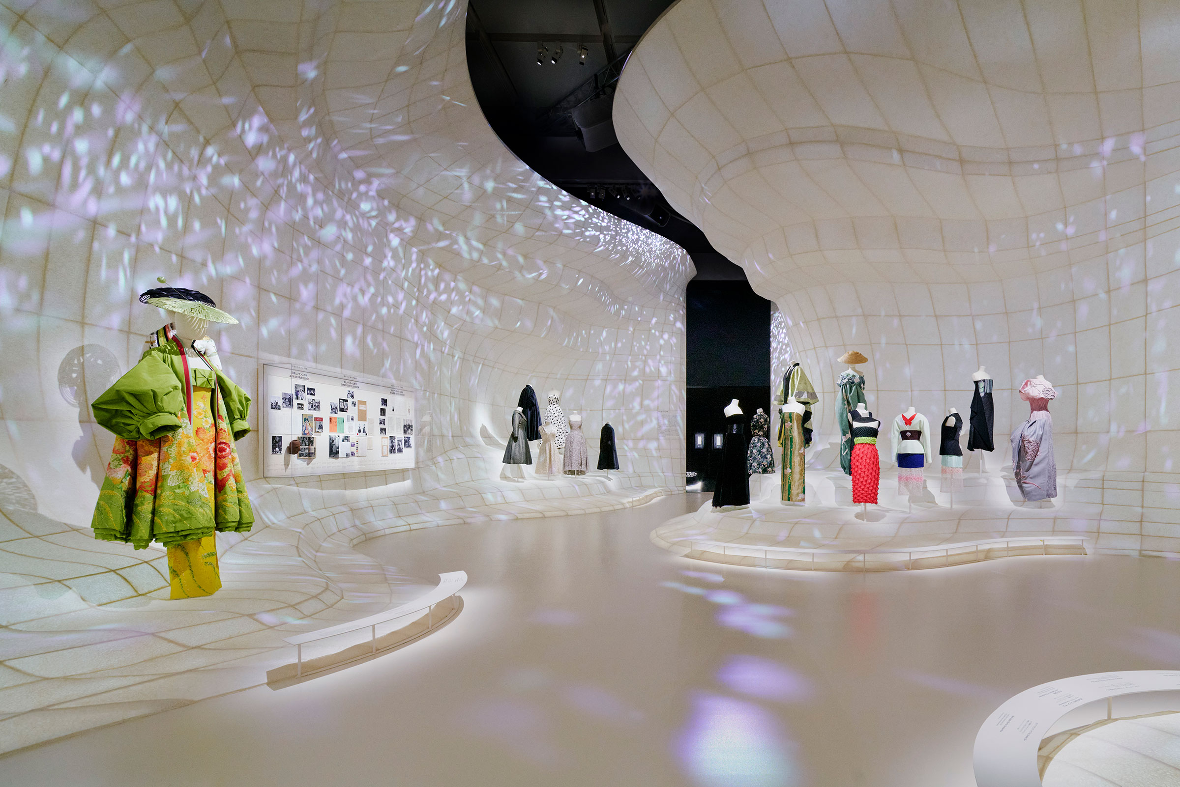OMA / 重松象平による、東京都現代美術館でのディオール展の会場構成。70年以上のブランドの歴史や日本との関りを紹介する展覧会。13のテーマに沿った多様で没入感ある空間を求めて、日本の伝統