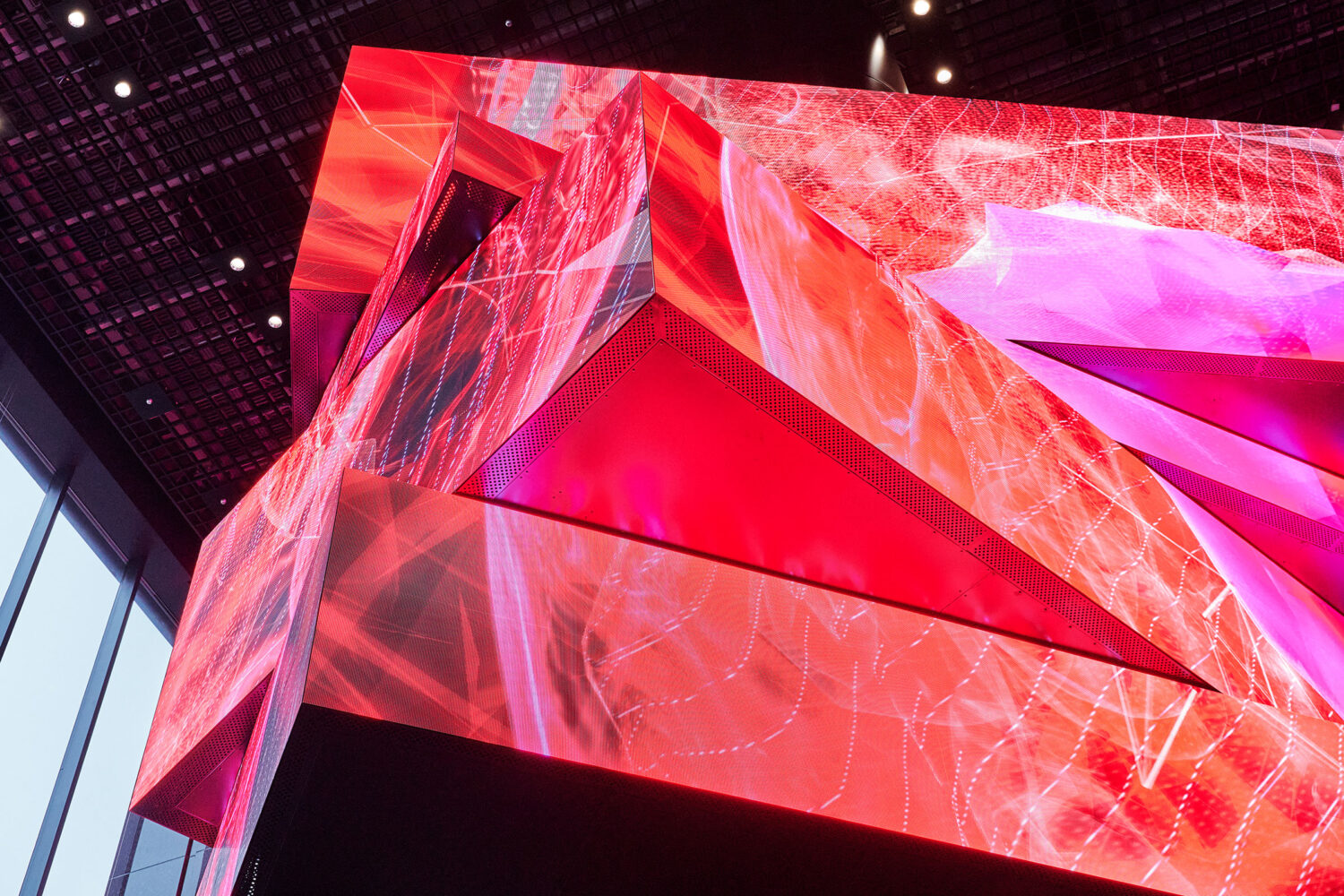 noizのハードウェアデザインによる、東京・日本橋の、可動式立体LEDディスプレイ「The HEART」。再活性化計画の中心施設の玄関ホールに ...