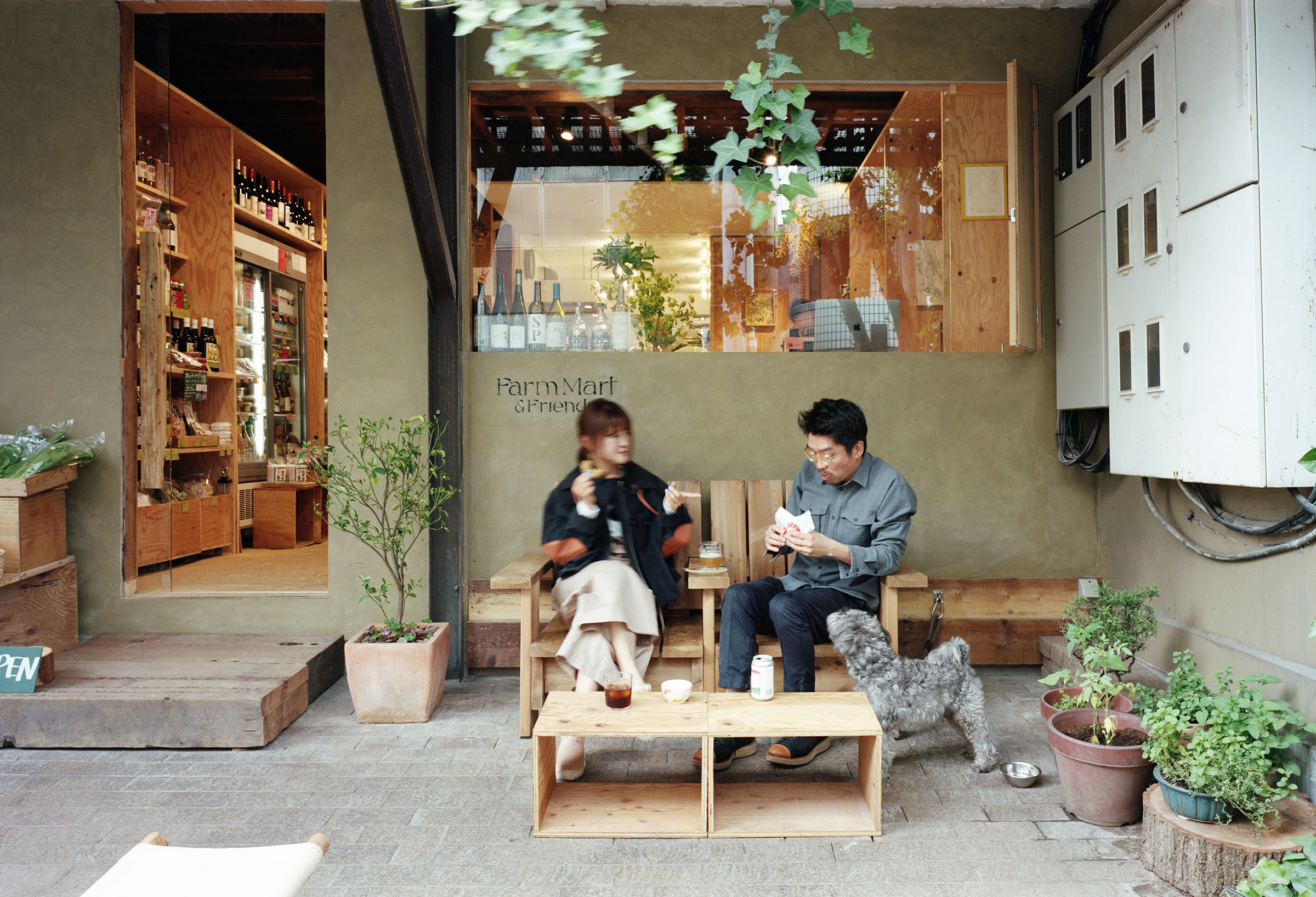 長坂常 / スキーマ建築計画の監修による、東京・渋谷区の店舗「FarmMart &  Friends」。静かな住宅街の中にある“ドーナツと食料品”を扱う店。人が人を呼び込む“幸せな場所”を目指して、“自分の通う場所をつくる”ような設計を志向。予算規模に合わせたチーム体制で取り組む  ...