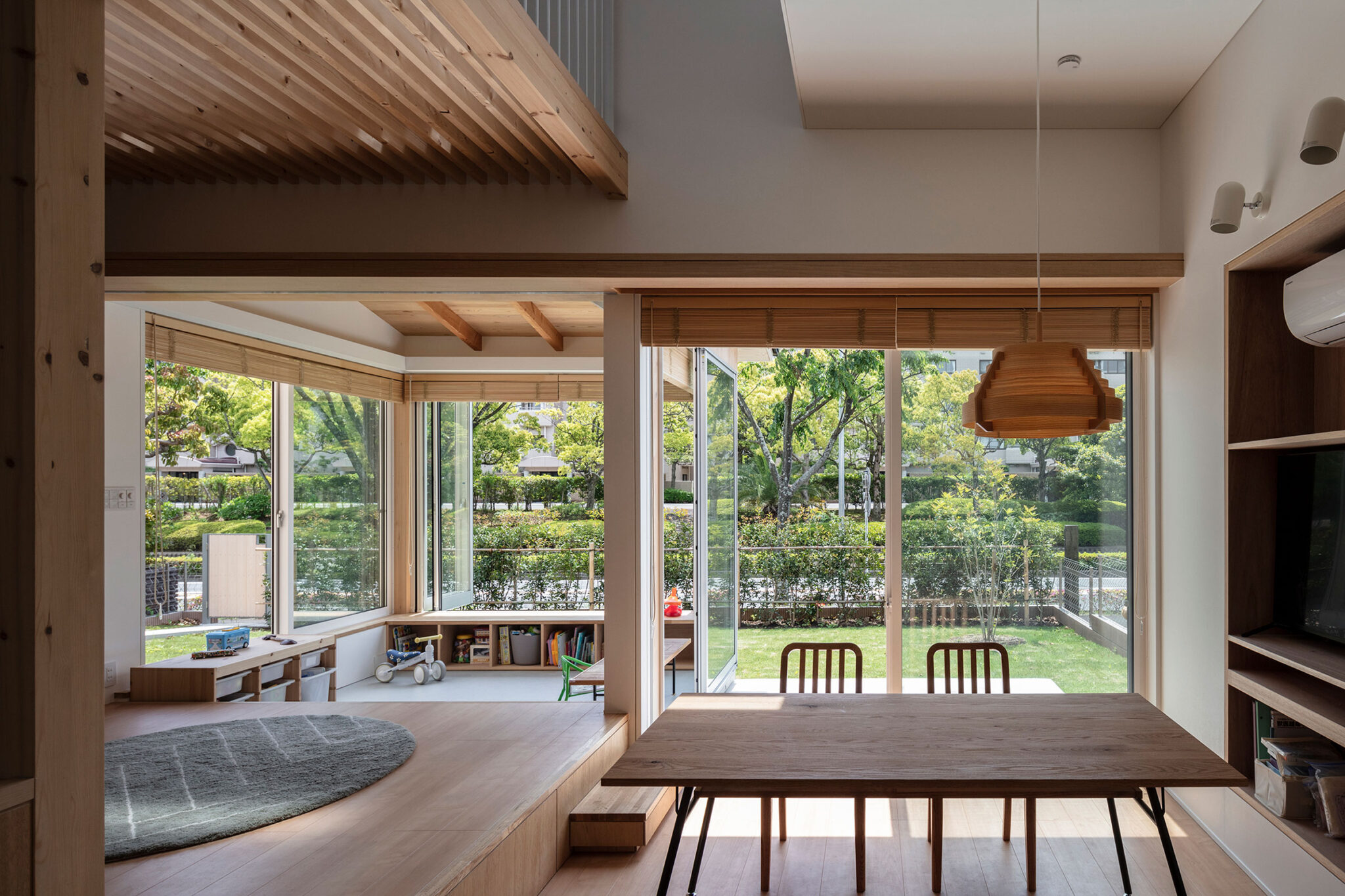 岸本吉正設計事務所による、神奈川の「HouseH」。郊外の住宅地に計画