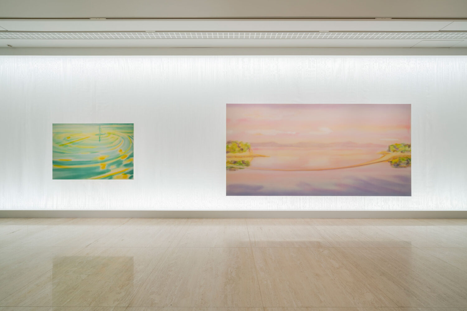 青木淳の会場構成による、ポーラ美術館での展覧会「丸山直文 水を蹴る─仙石原─」。美術館のある“地域”と“水”が主題の絵画を展示。外部の世界と ...