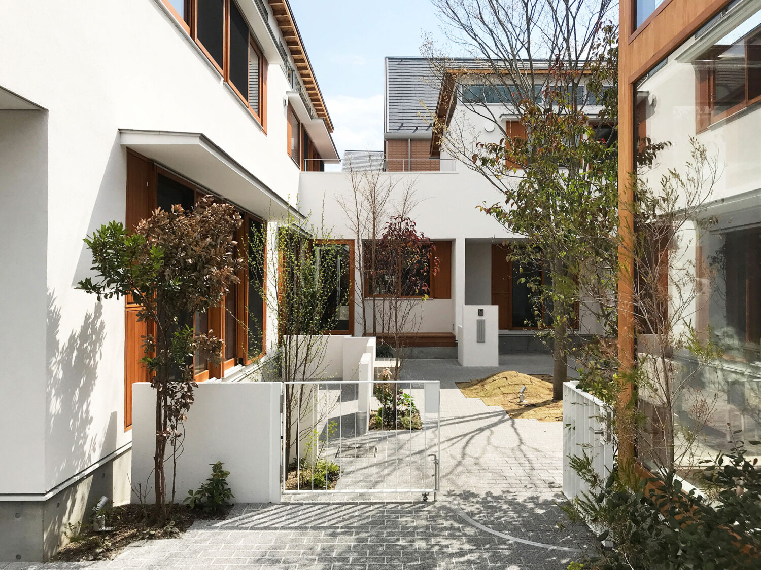 桐山啓一 / Airhouseによる、愛知・名古屋市の「八事の家」。自然に囲まれた急傾斜の敷地。平地の無い状況での合理性も意図し、4本の鉄骨柱 ...
