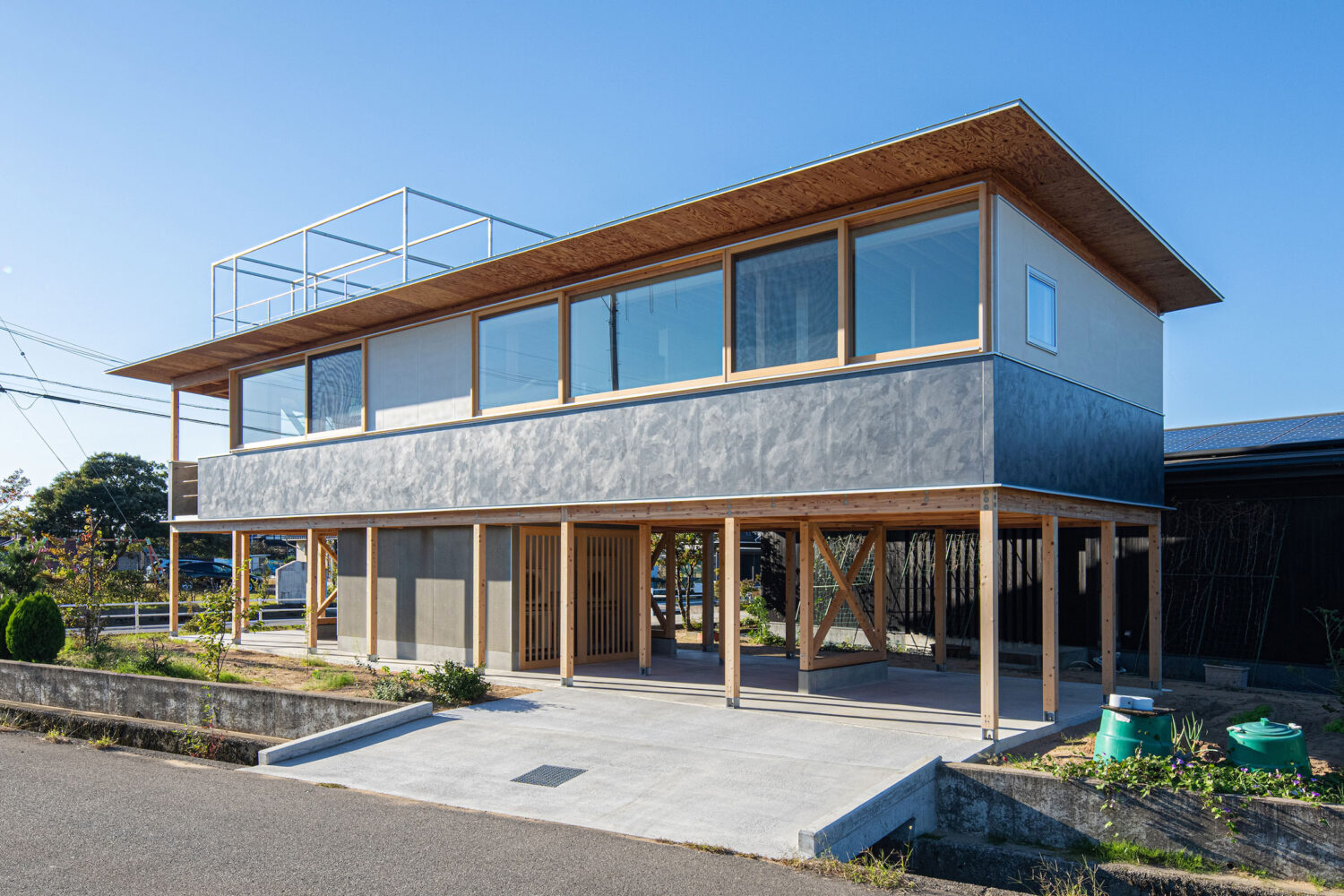 西和人一級建築士事務所による、石川の住宅「能美の高床」。建築家が過去に設計した母屋の隣に計画。既存建物の快適性を“更に押し進める”在り方を ...
