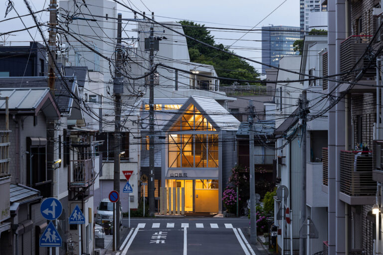 野口修 / DAT都市環境研究室による、神奈川の「横浜Y医院」。宅地化が 