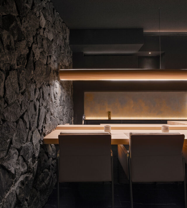 堤由匡建築設計工作室による、中国・北京市の飲食店「TAO」。カウンターと二つの個室を備えた店。記号的作用を排除した“らしくない”空間を求め、諸 ...