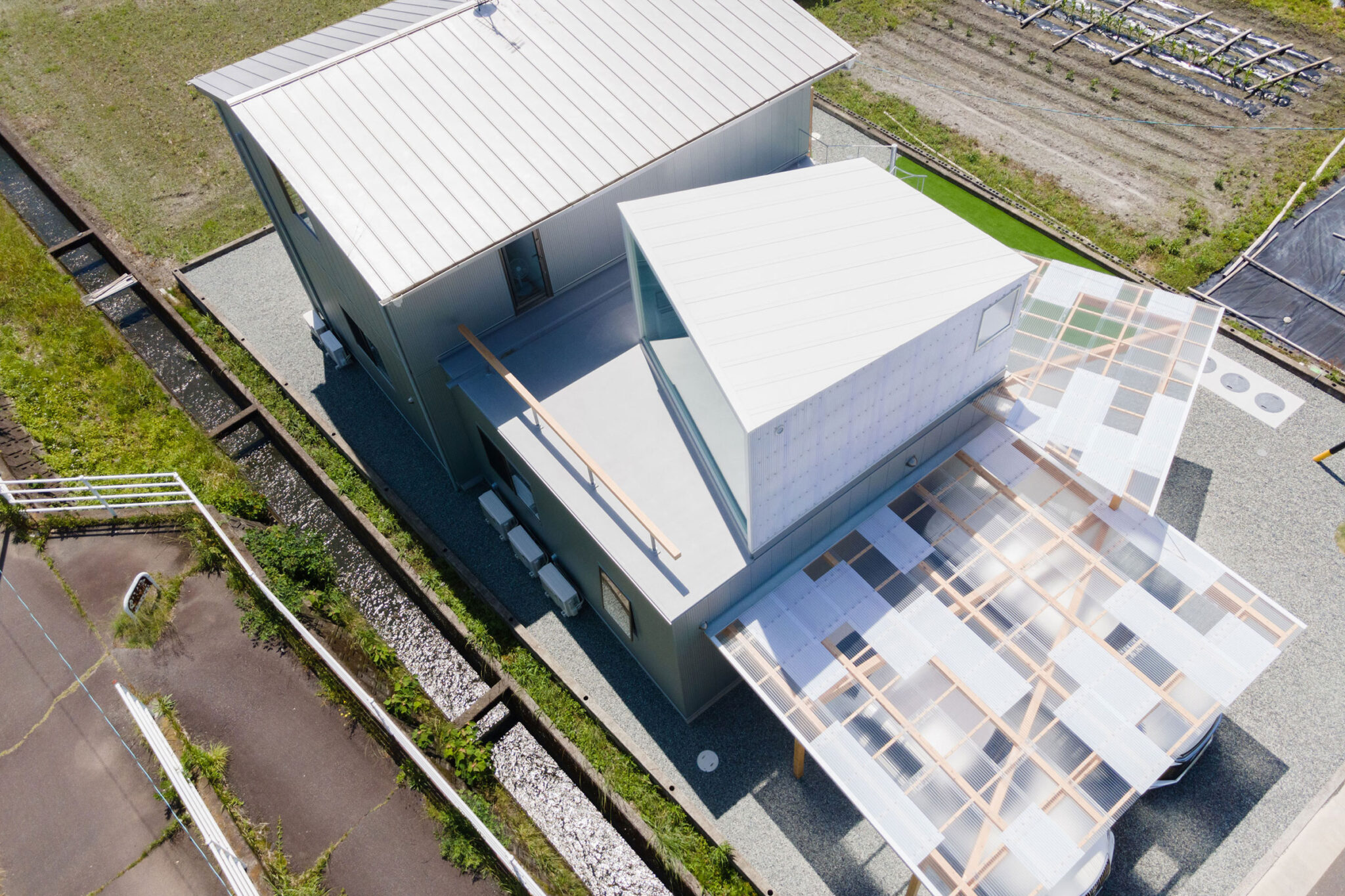 高田彩実 / ayami takada architectsによる、静岡市の「house M」。川 