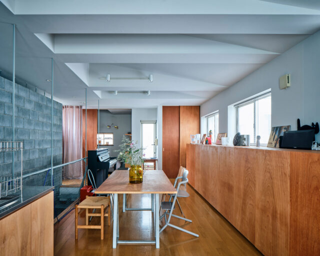 田根剛による、ドイツのヴィトラキャンパスに建設された「Tane Garden House」。展望台も備えた庭師の休憩小屋。キャンパスの記憶を ...