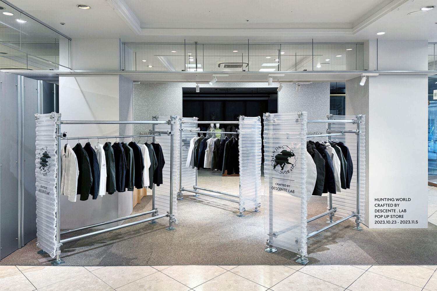 坂本拓也 / ATELIER WRITEによる、京都・下京区の店舗「HUNTING WORLD × DESCENTE.LAB」。老舗百貨店内の ...