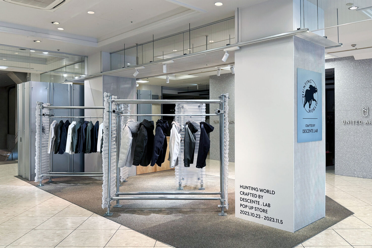 坂本拓也 / ATELIER WRITEによる、京都・下京区の店舗「HUNTING WORLD × DESCENTE.LAB」。老舗百貨店内の ...