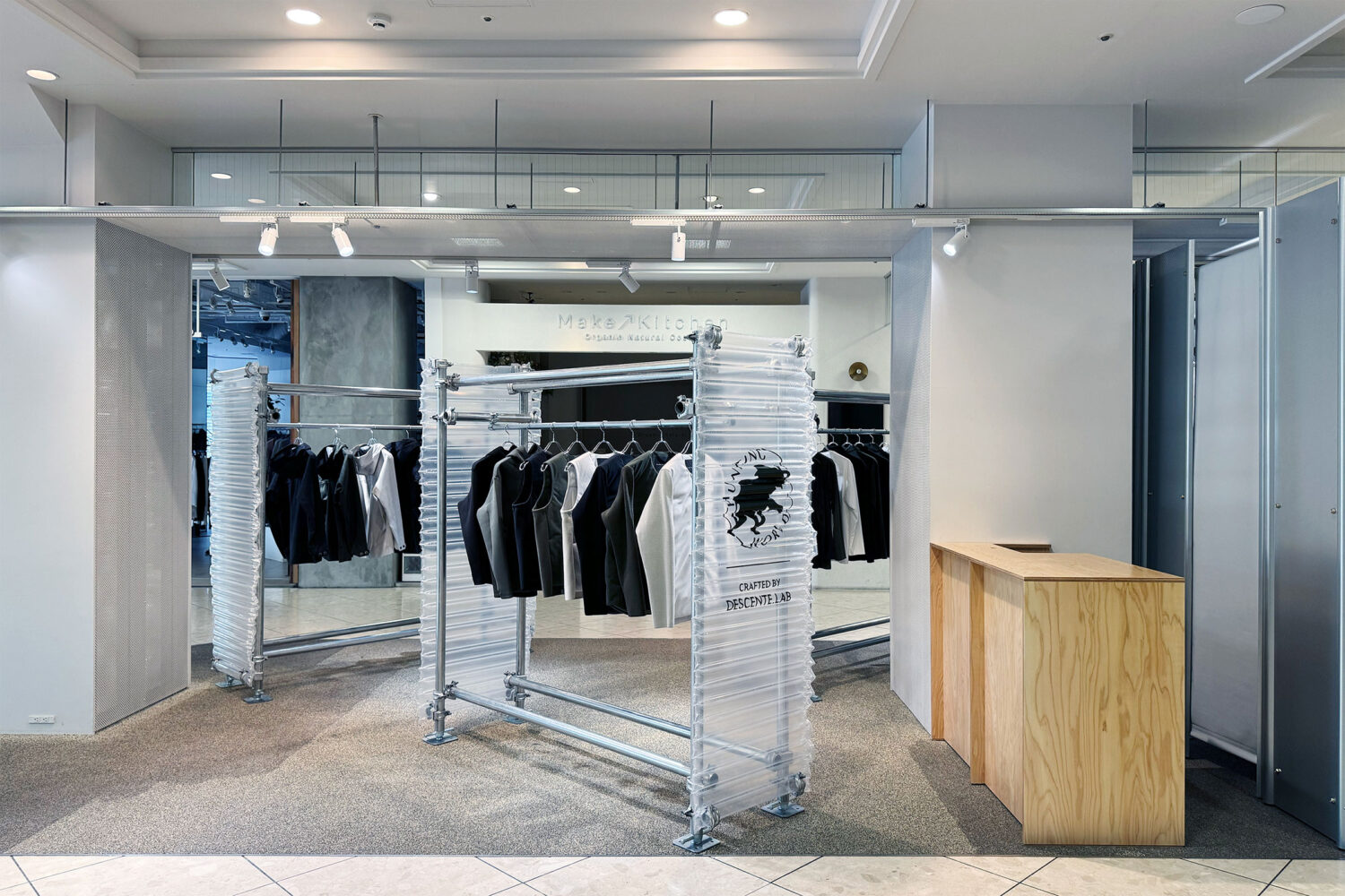 坂本拓也 / ATELIER WRITEによる、京都・下京区の店舗「HUNTING WORLD × DESCENTE.LAB」。老舗百貨店内の ...