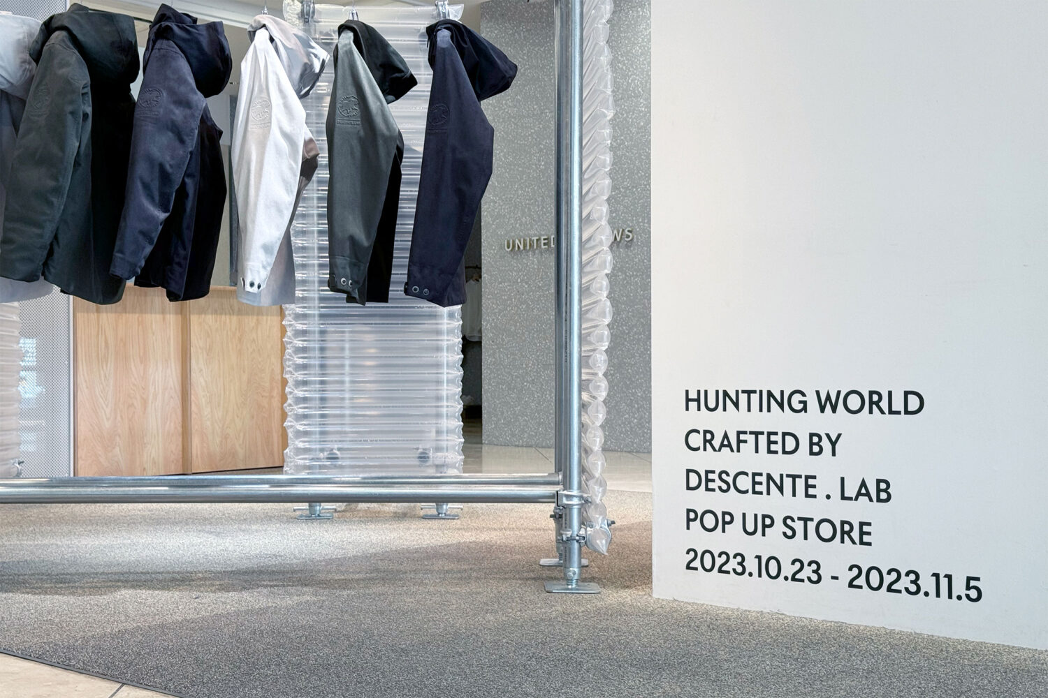 坂本拓也 / ATELIER WRITEによる、京都・下京区の店舗「HUNTING WORLD × DESCENTE.LAB」。老舗百貨店内の ...