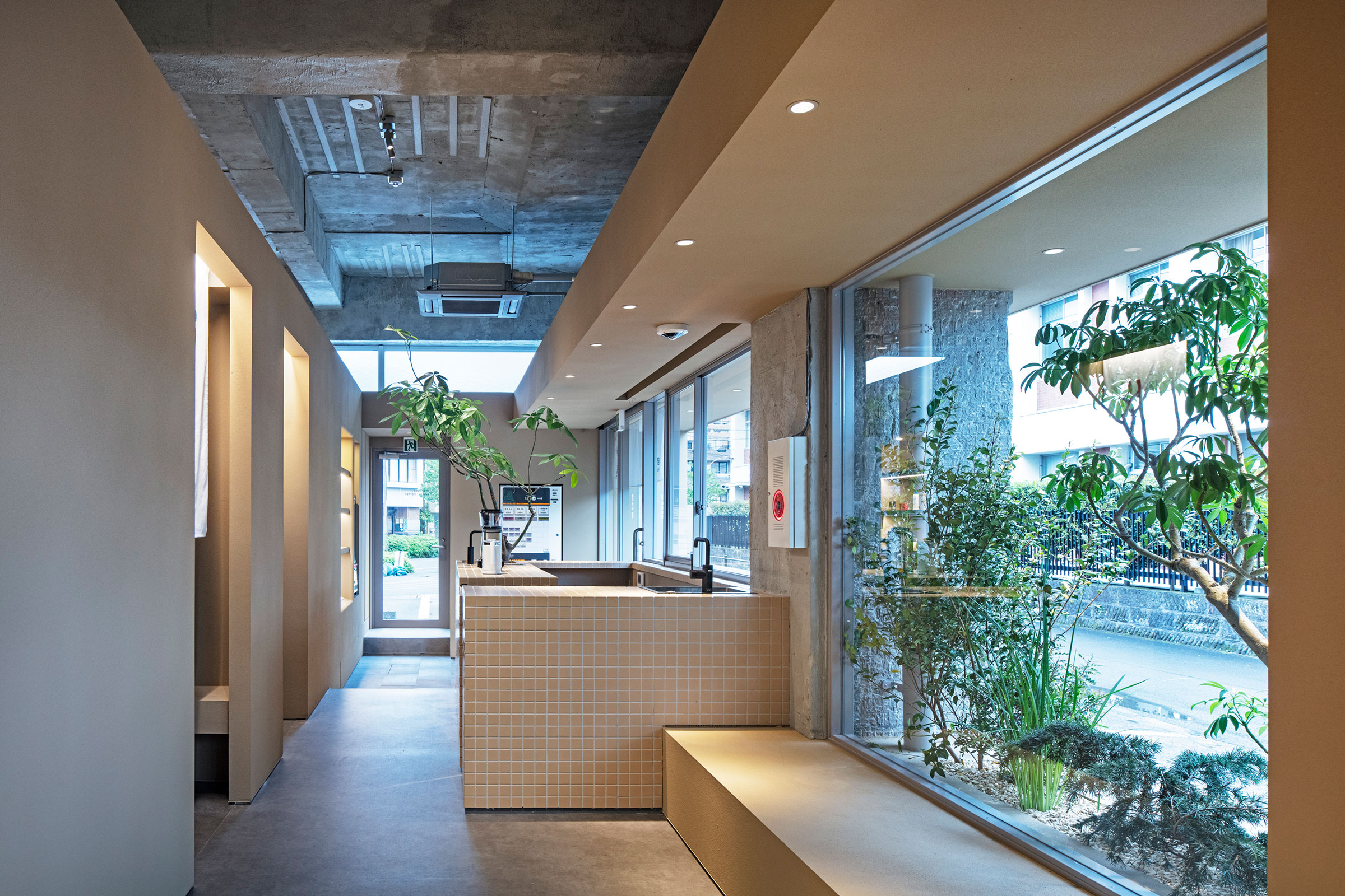 栫井寛子＋徳永孝平 / atelier SALADによる、鹿児島市の「薬師