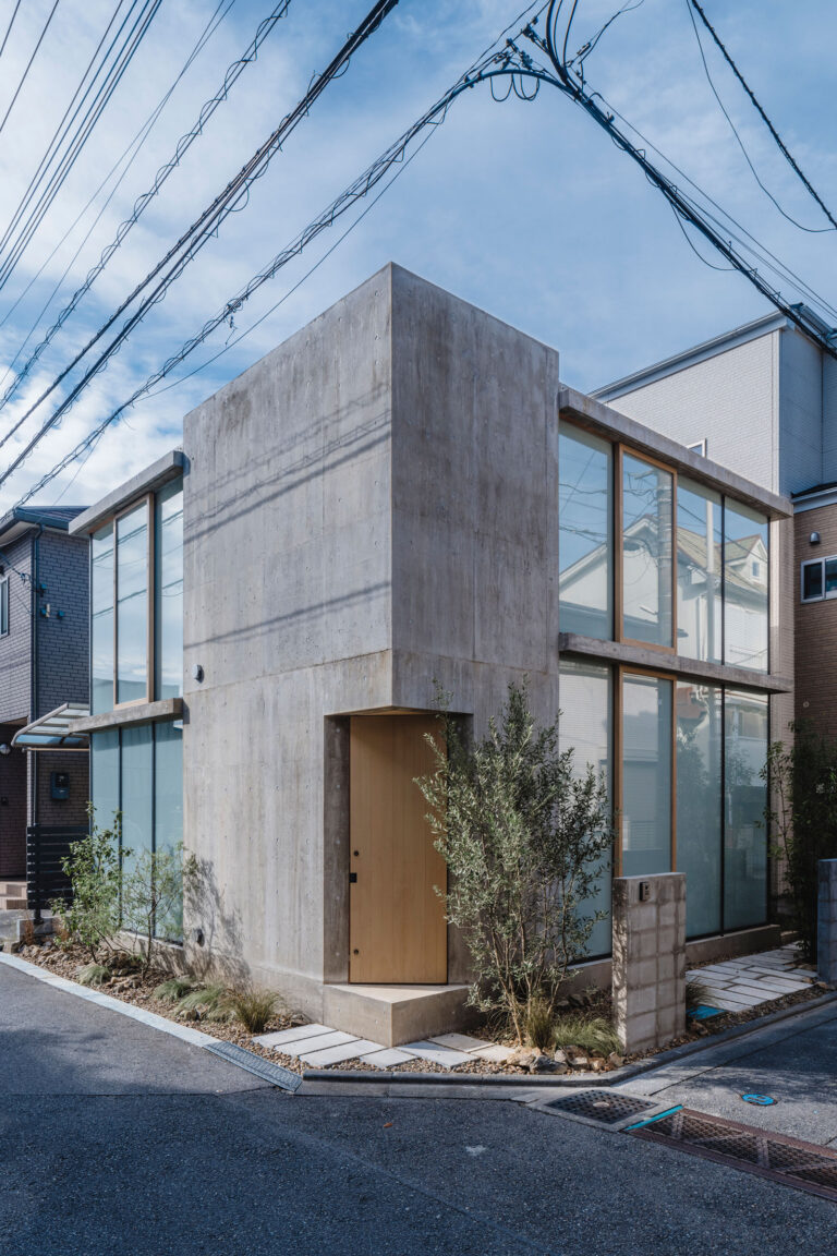 五十嵐理人 / IGArchitectsによる、埼玉の「市松の家」。住宅街の角地に計画。暮らしの変化に柔軟に応える存在を目指し、諸機能を収めた ...