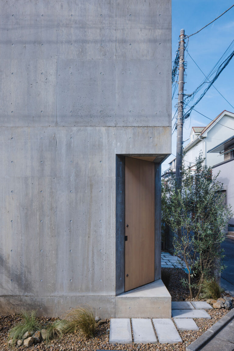 五十嵐理人 / IGArchitectsによる、埼玉の「市松の家」。住宅街の角地に計画。暮らしの変化に柔軟に応える存在を目指し、諸機能を収めた ...