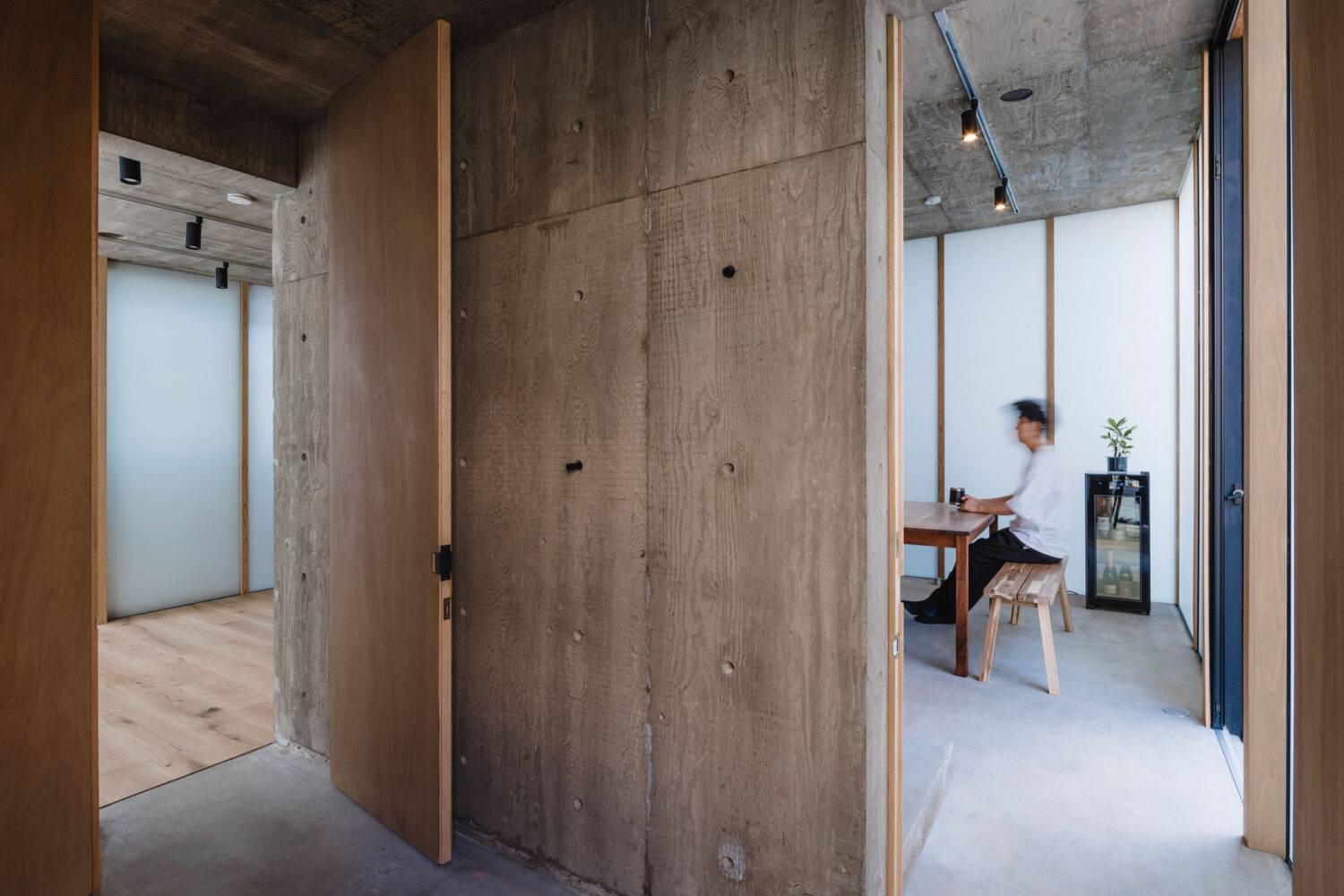 五十嵐理人 / IGArchitectsによる、埼玉の「市松の家」。住宅街の角地に計画。暮らしの変化に柔軟に応える存在を目指し、諸機能を収めた ...