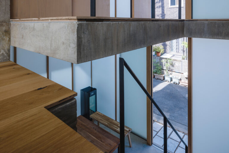 五十嵐理人 / IGArchitectsによる、埼玉の「市松の家」。住宅街の角地に計画。暮らしの変化に柔軟に応える存在を目指し、諸機能を収めた ...