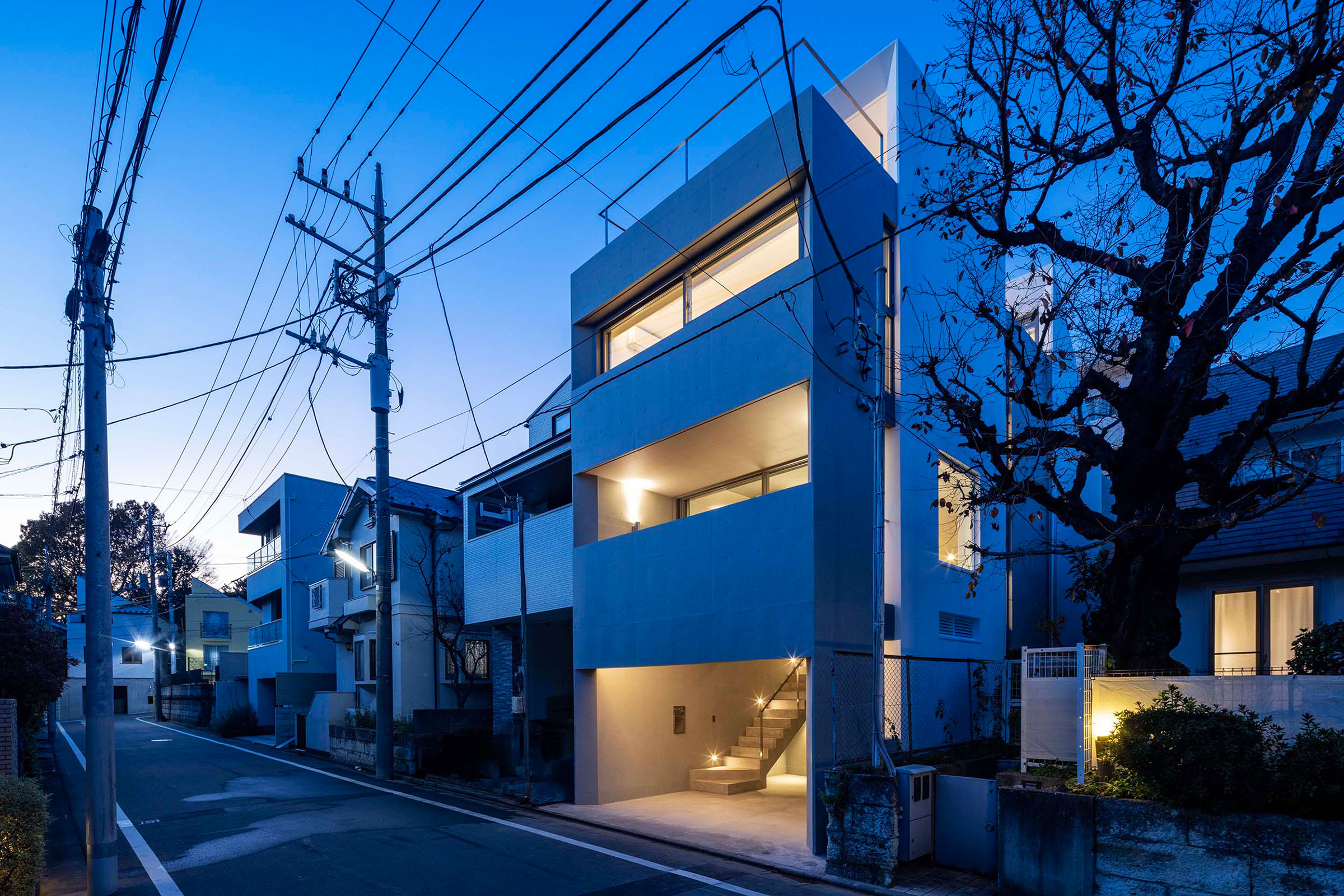 相坂研介設計アトリエによる、東京・世田谷区の「代田の住宅」。間口が