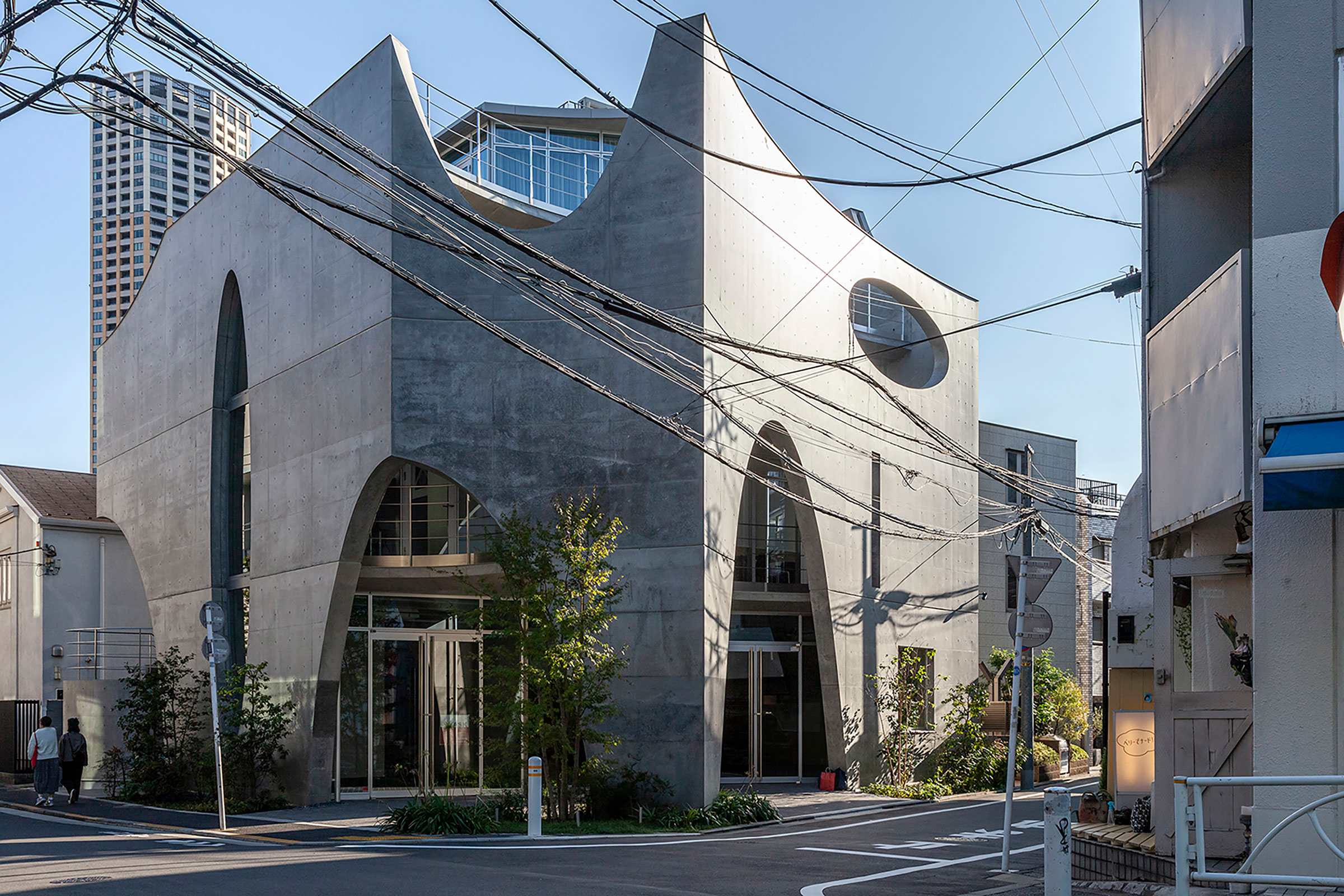 竹山聖 / 設計組織アモルフによる、東京・目黒区の「OAK BLDG II」。“地形的な結節点”となる敷地に計画。“街の起点”で“道を祝福する”建築を求め、人流を取込み“開きつつ閉じる”形態を模索。環境と呼応するように壁面や開口を操作して“立体的な都市のファサード”を生み出す  ...