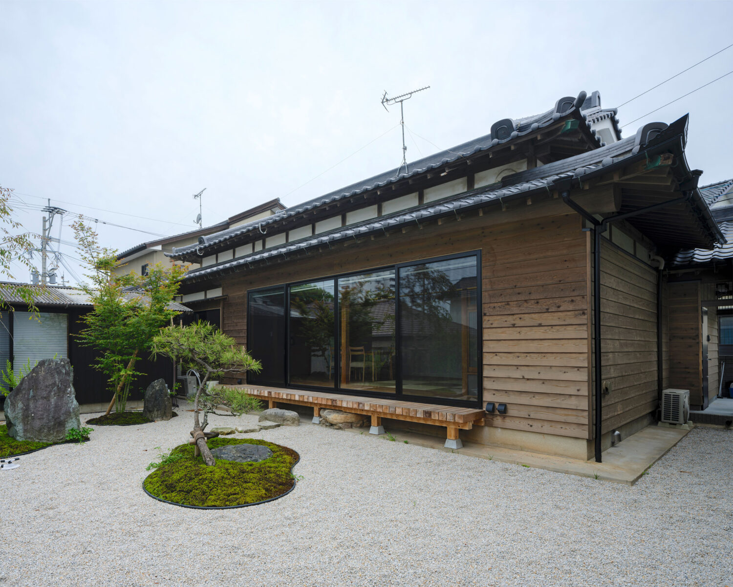 堤由匡建築設計工作室による、福岡・福津市の「昭和54年の架構」。木造家屋を店舗と民泊施設に改修。既存建築の“忘れられた良さ”の復活を使命とし ...