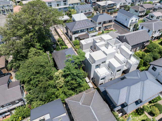黒川智之建築設計事務所による、東京のコーポラティブハウス「国立テラス」。大きな庭が点在する歴史ある住宅街での計画。多世帯が集まって暮らす積極的 ...