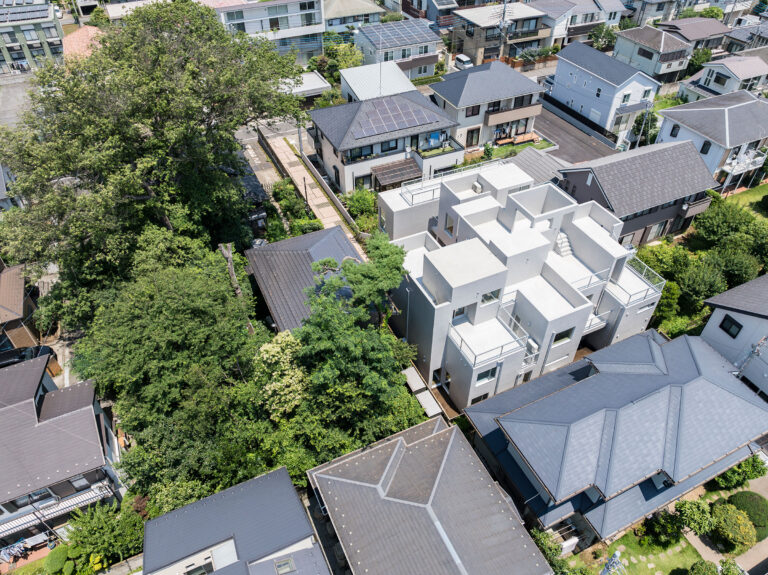 黒川智之建築設計事務所による、東京のコーポラティブハウス「国立テラス」。大きな庭が点在する歴史ある住宅街での計画。多世帯が集まって暮らす積極的 ...