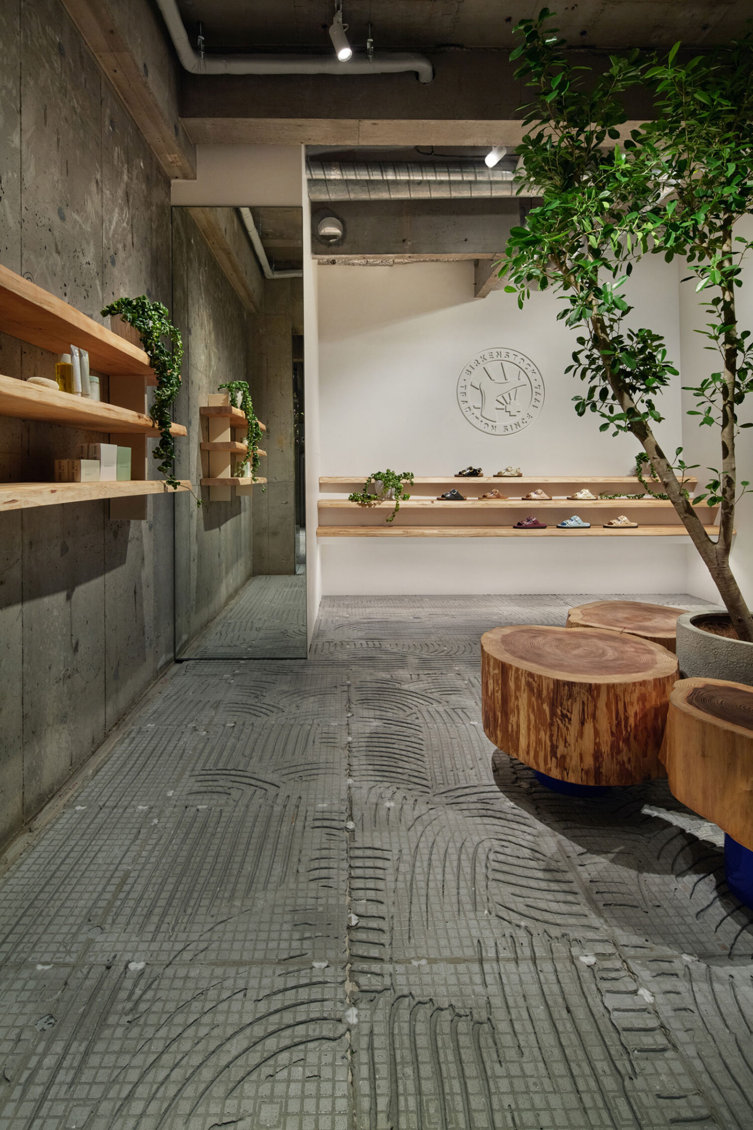 トラフ建築設計事務所による、京都市の店舗「BIRKENSTOCK KYOTO」。1年間限定の路面店。歴史的な街並みと同社の伝統の体現を目指し ...
